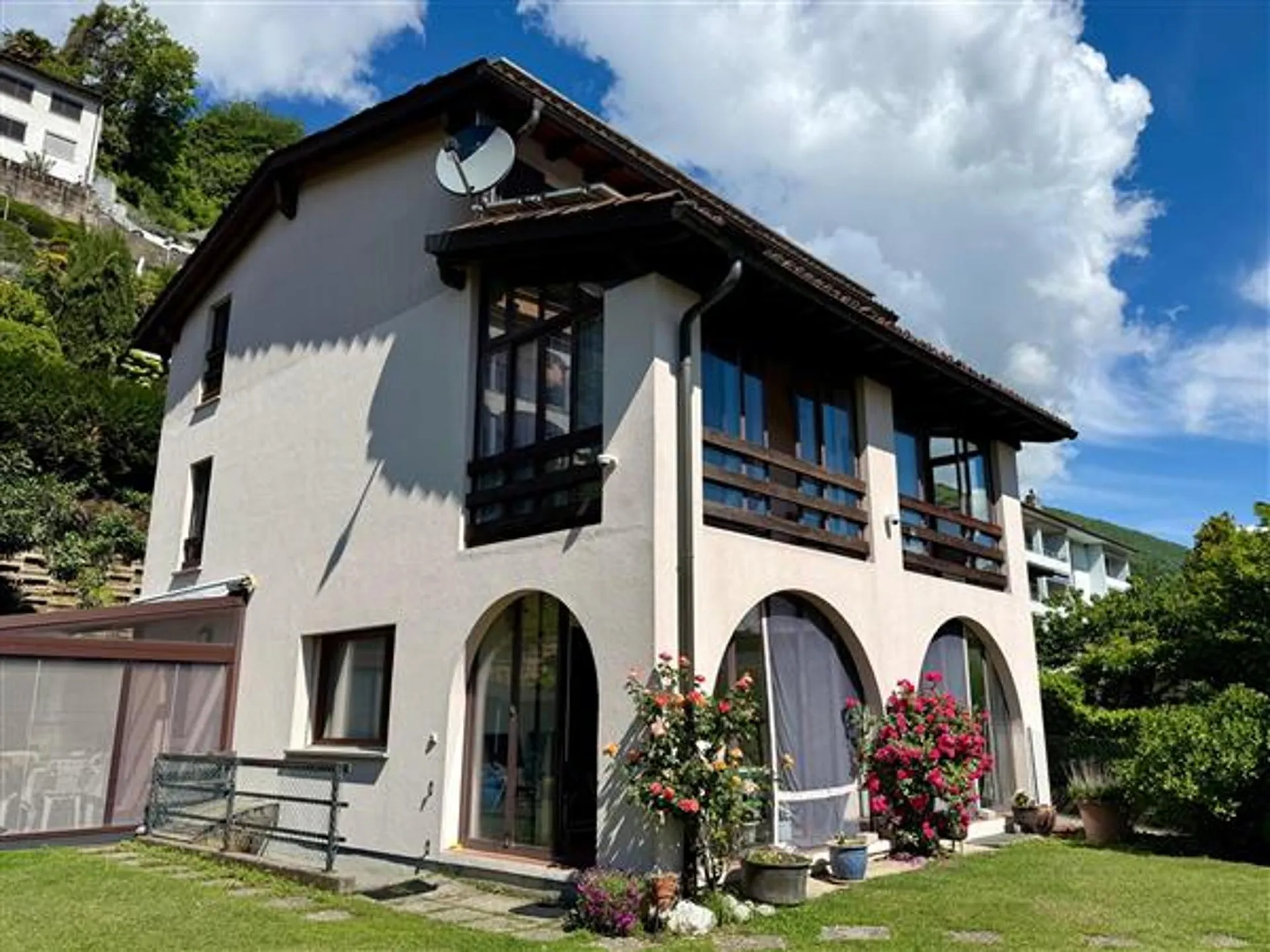 GRANDE CASA UNIFAMILIARE DI 7.5 LOCALI CON GIARDINO AD AGNO