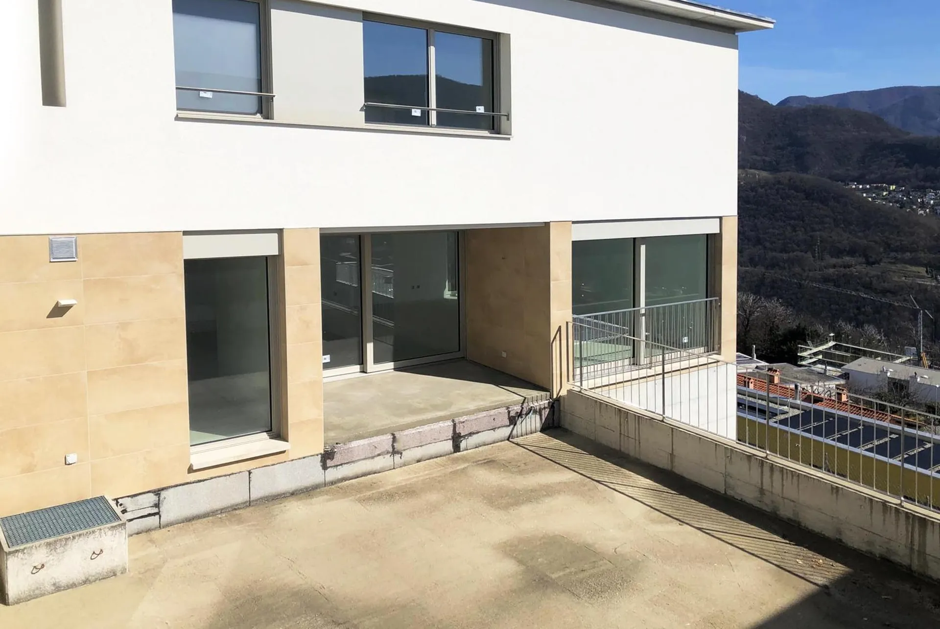NUOVA VILLA 4.5 LOCALI CON GRANDE GIARDINO A COLLINA D'ORO