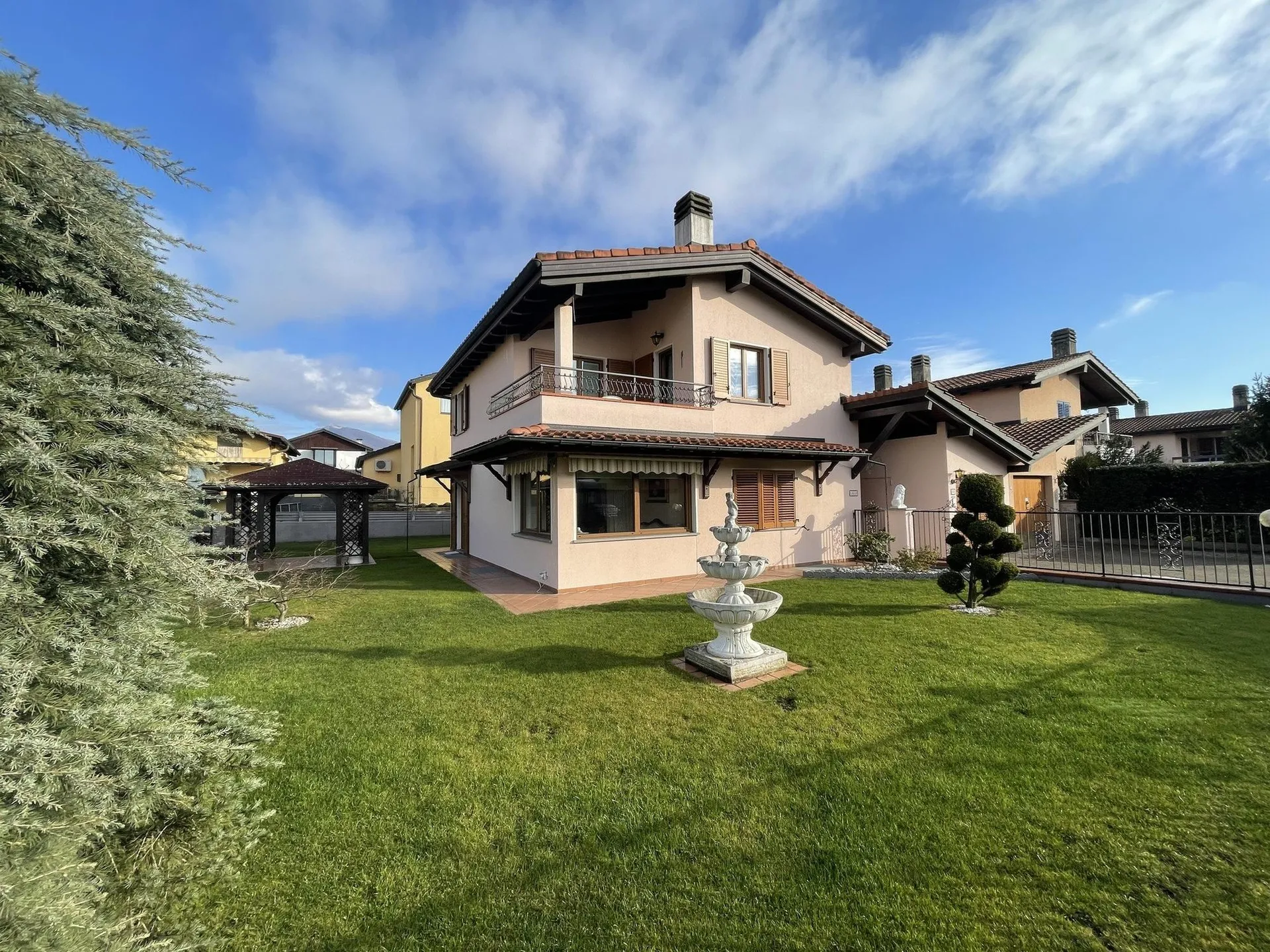 MERAVIGLIOSA CASA UNIFAMILIARE 4.5 CON GIARDINO CURATO
