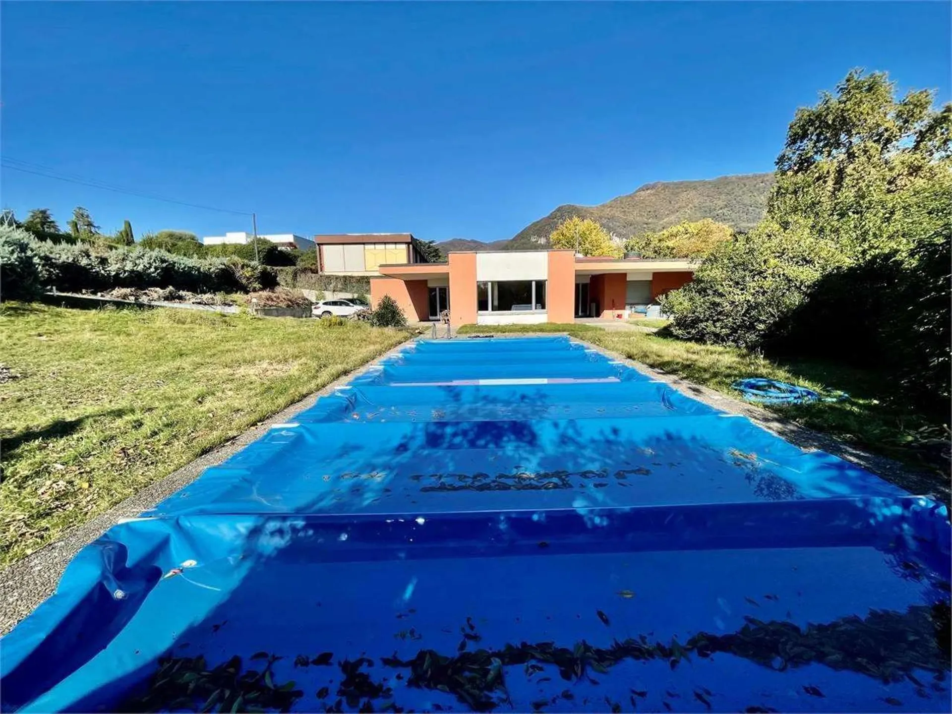 Ampia villa con piscina