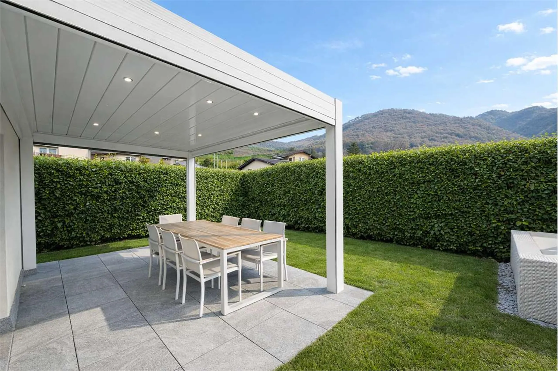 Elegante appartamento 5 locali con giardino privato a Bironico