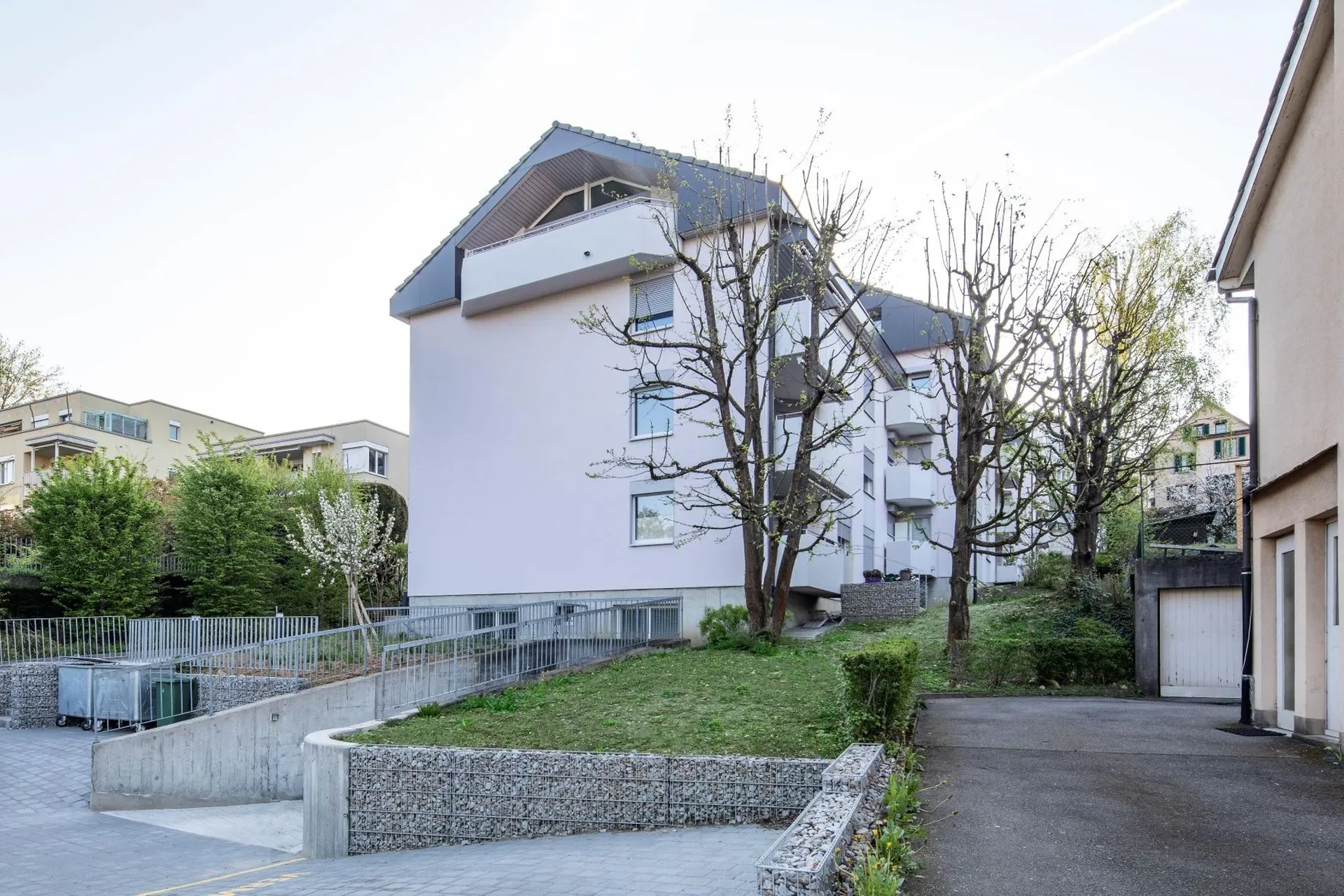 Helle, moderne Wohnung mit Gartensitzplatz