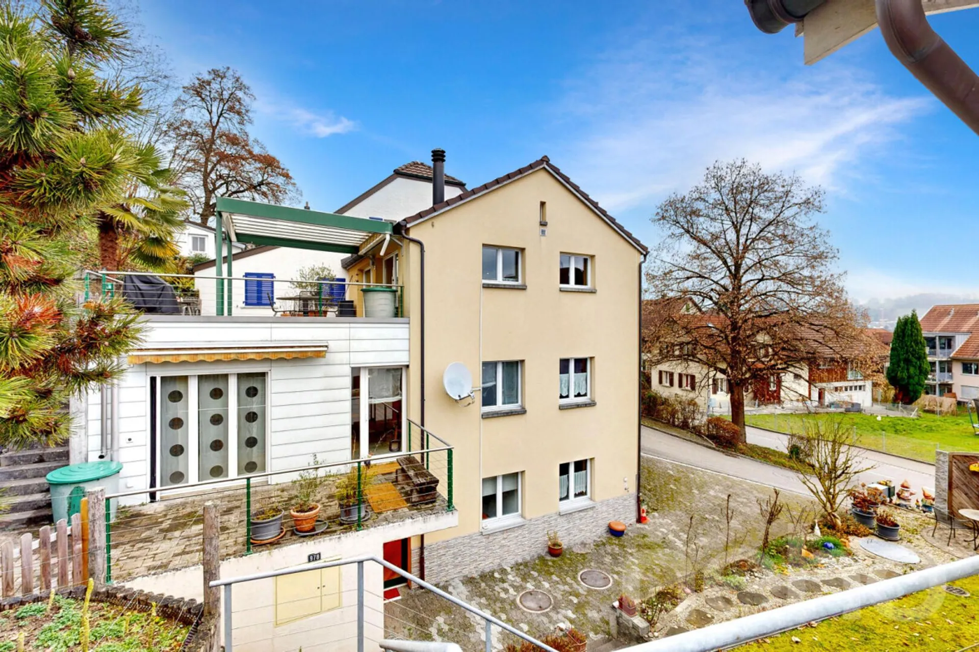 Grosszügiges Doppel-EFH mit Einliegerwohnung & Weitsicht