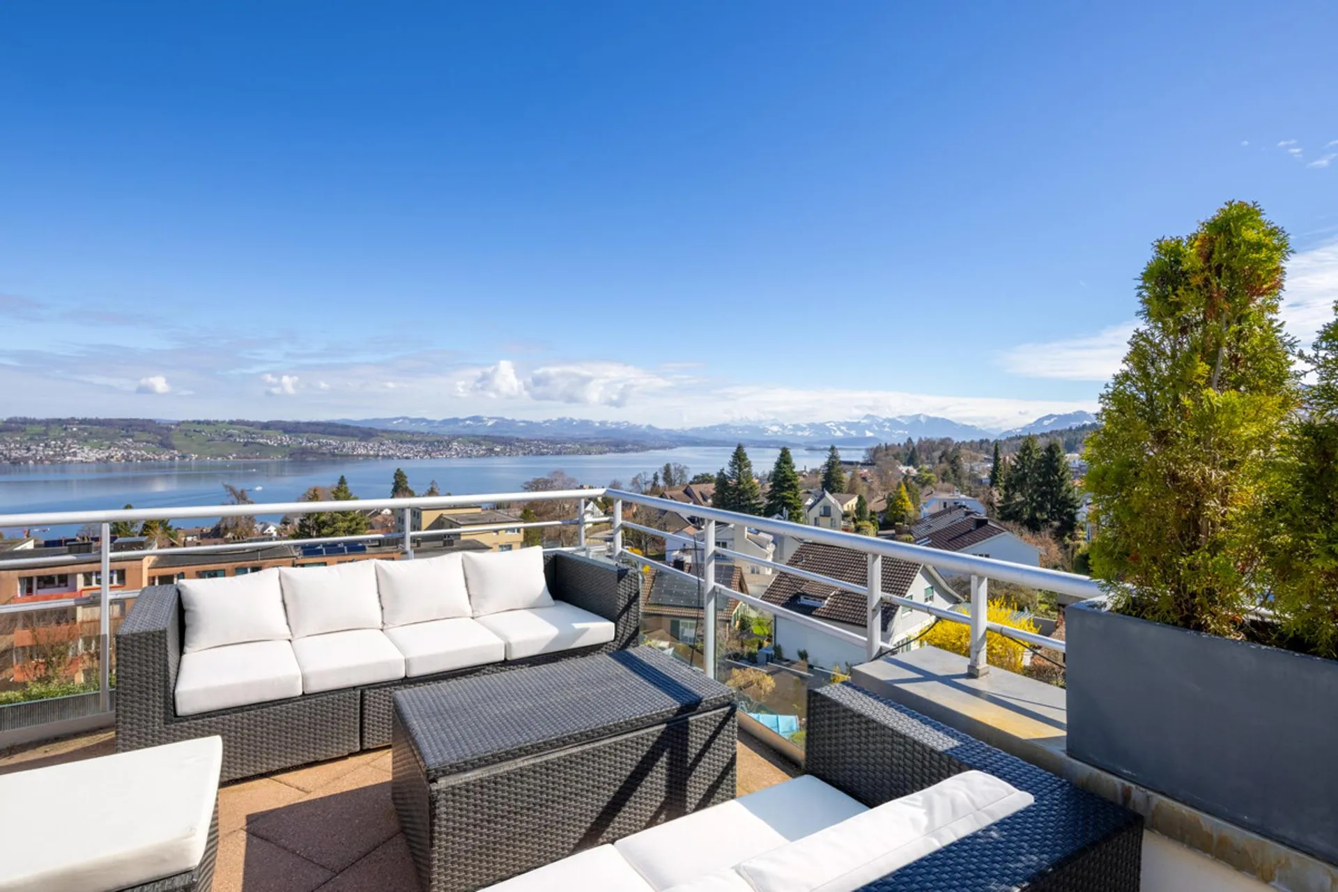 Panorama über den Zürichsee und den Alpen: Attikawohnung in Wädenswil