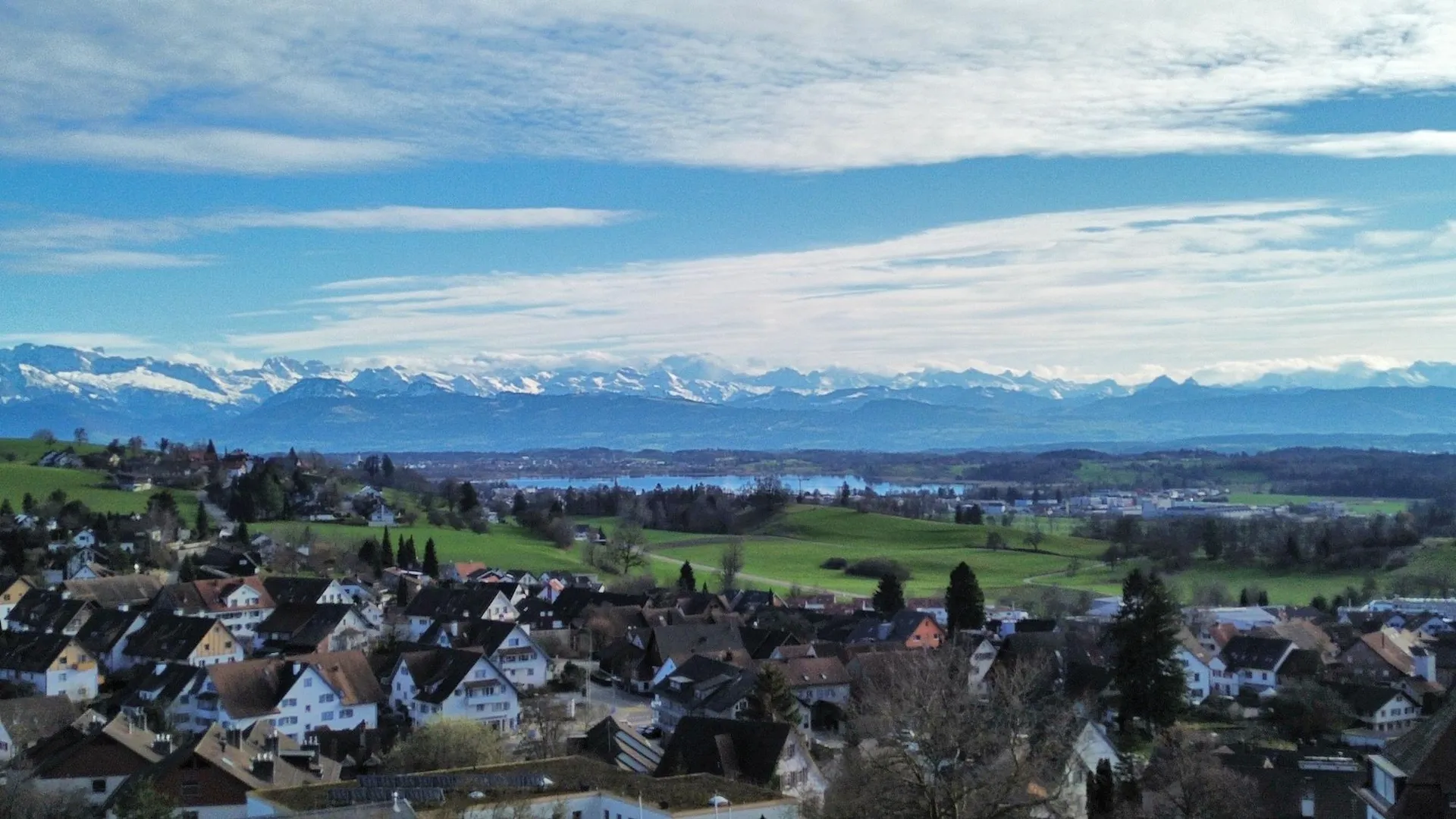 Moderne Attikawohnung mit See- und Bergpanorama