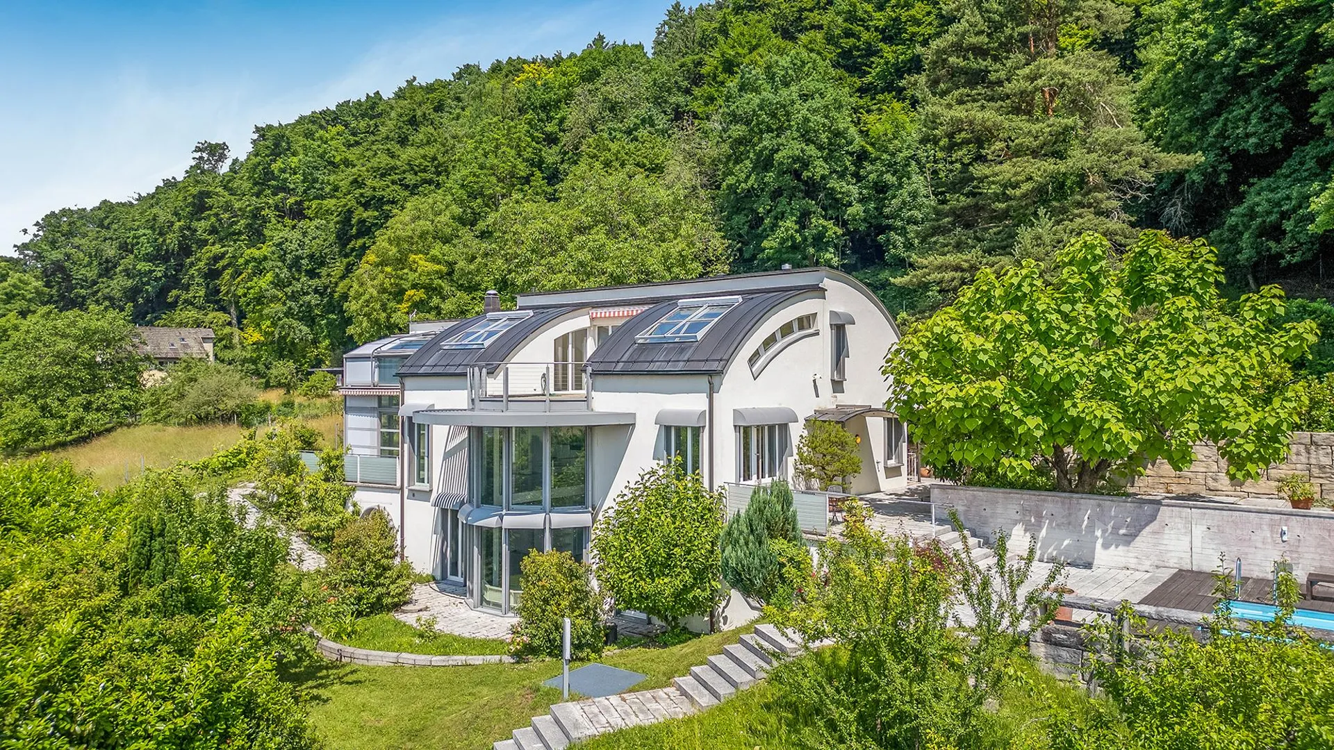 Einfamilienhaus an sonniger Lage mit grosszügigem Garten und Pool