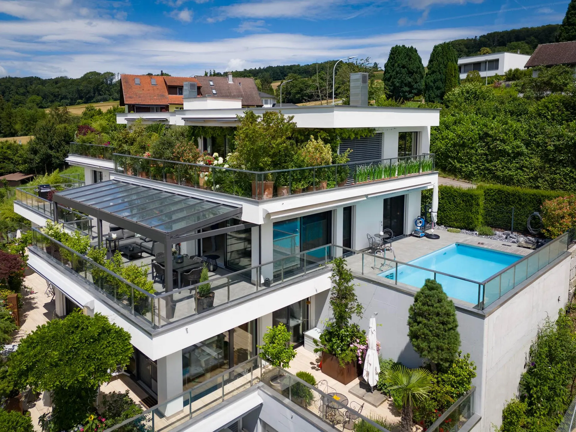 Traumhafte Terrasse mit Pool und unverbaubarer Weitsicht