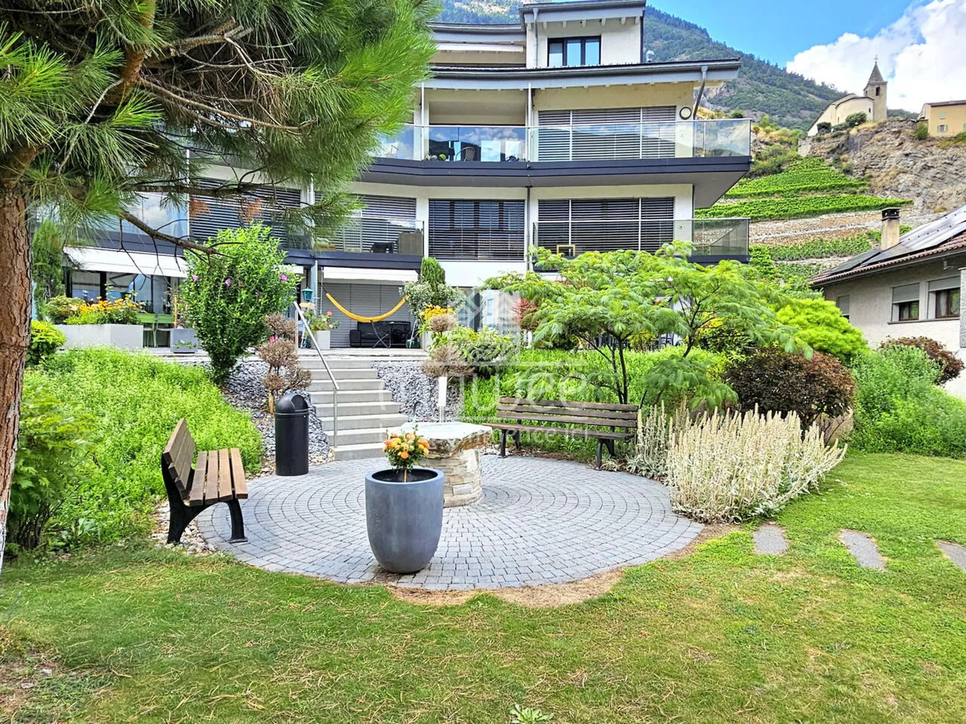Triplex avec ascenceur privatif dans une environnement magnifique. Finitions au gré du preneur