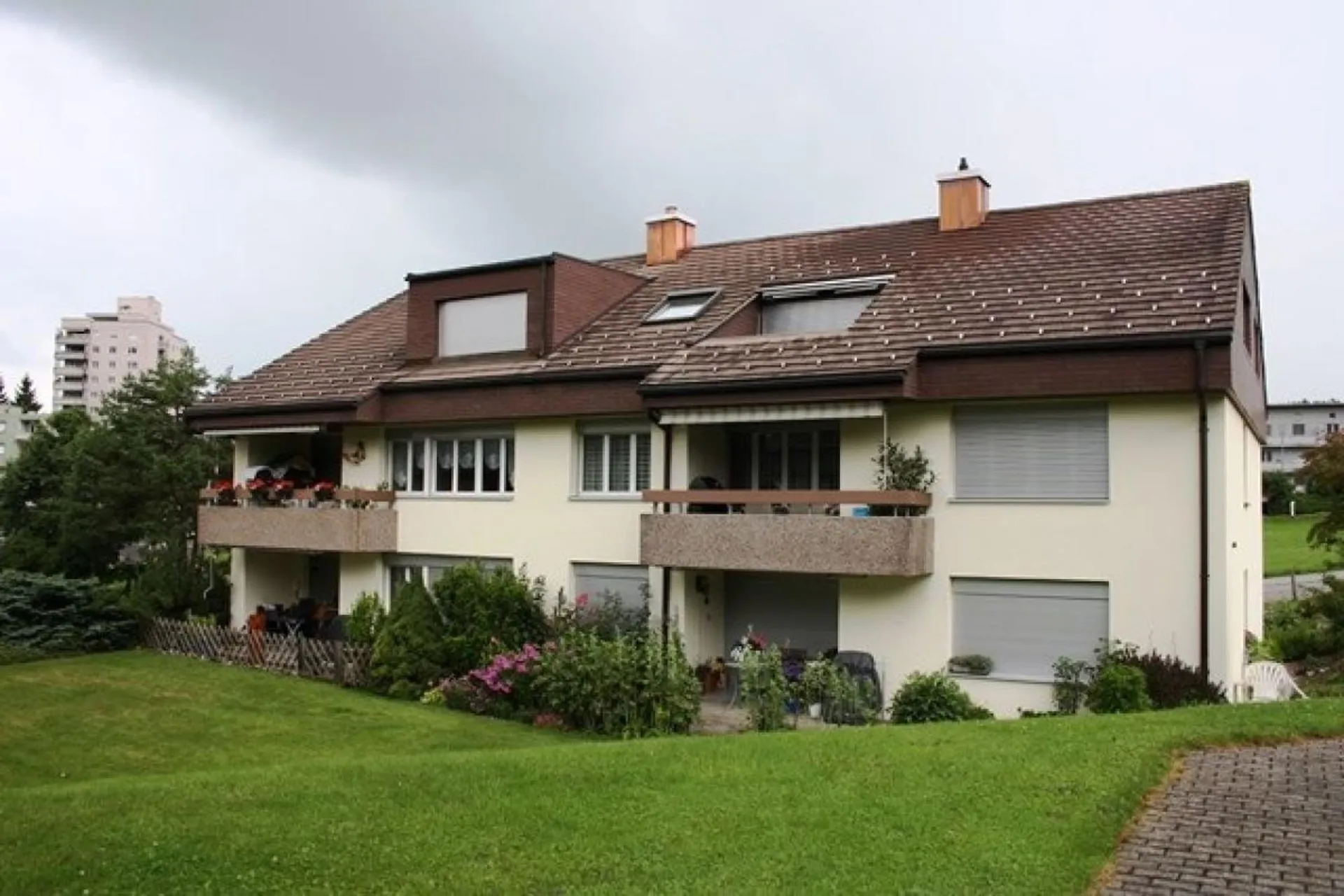 Ruhige Dachwohnung mit heimeligem Kaminofen