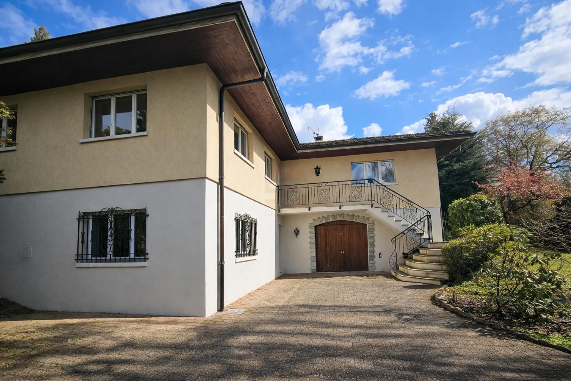 Élégante villa individuelle aux volumes généreux sur parcelle arborée de 1'088 m²