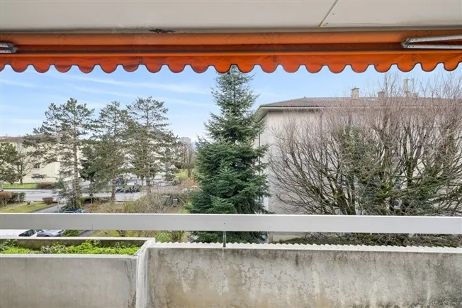Weniger als 3 Meter vom Bahnhof entfernt – 4,5 Zimmer mit großer, nach Süden ausgerichteter Terrasse