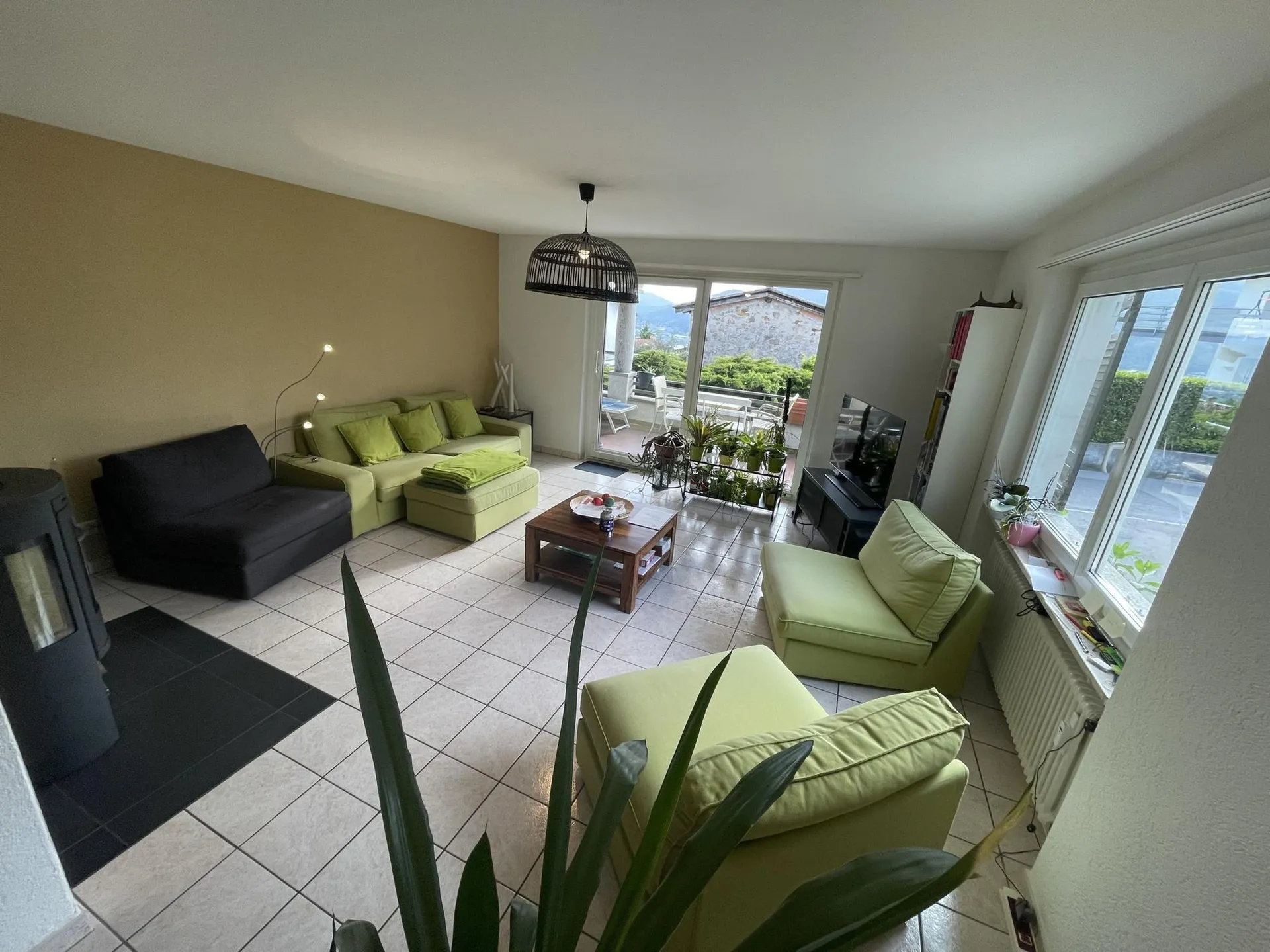 INTERESSANTE APPARTAMENTO 4.5 CON PISCINA A COMANO
