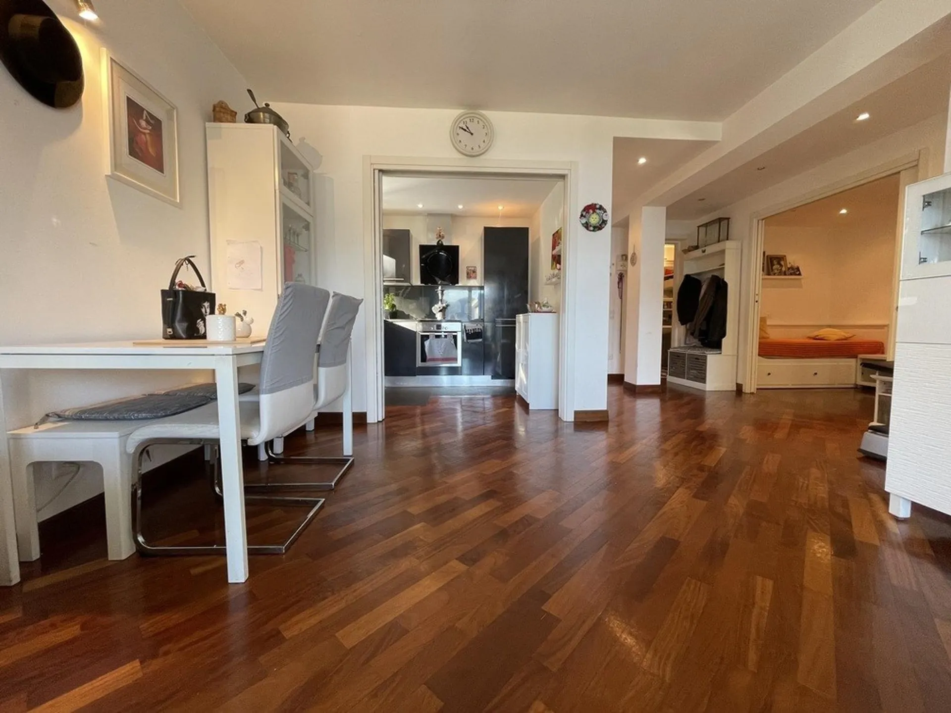 AMPIO APPARTAMENTO 2.5 CON VISTA LAGO E POSTEGGIO ESTERNO