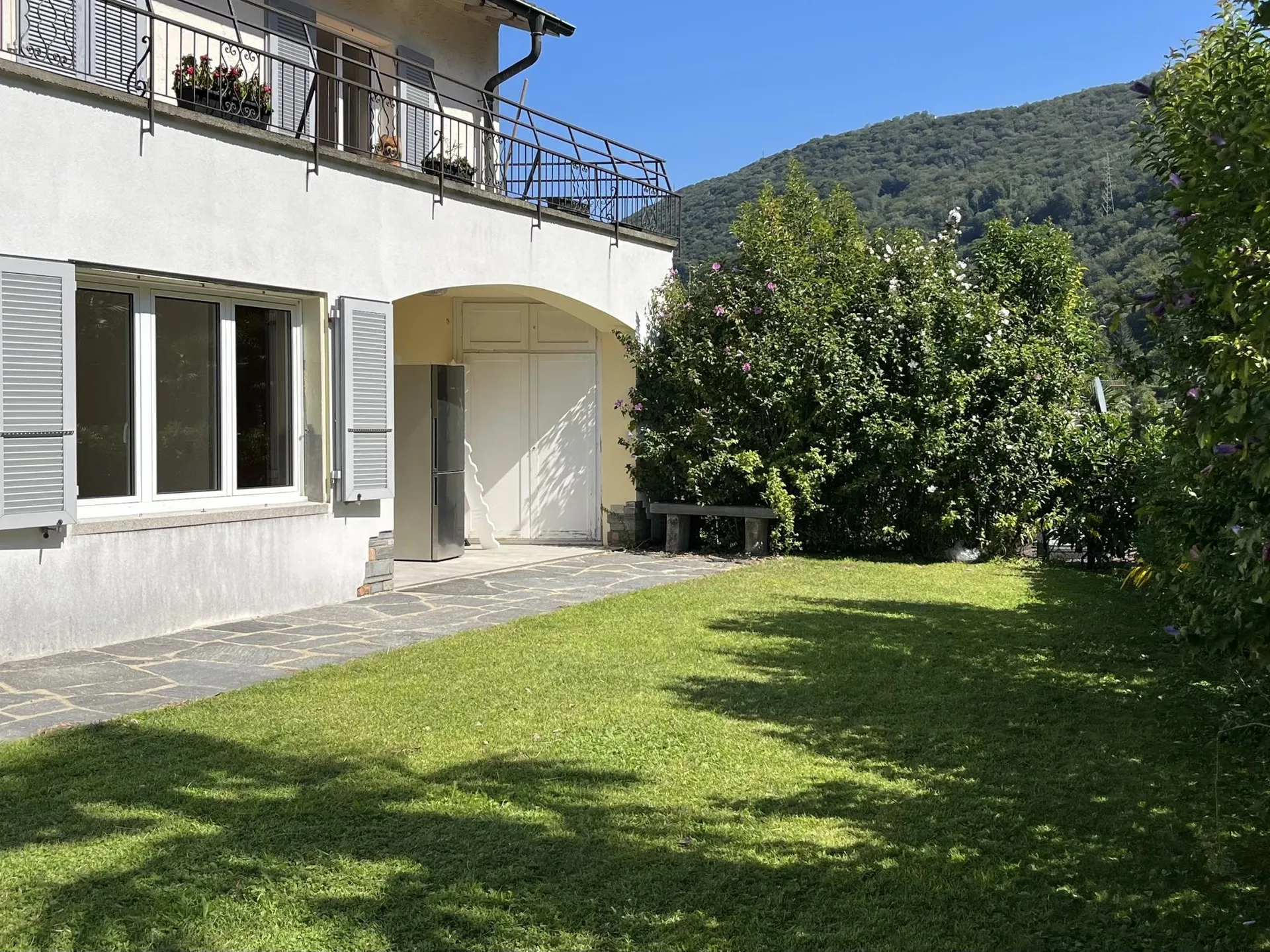 LUMINOSO 2.5 LOCALI CON PISCINA E GIARDINO A BARBENGO