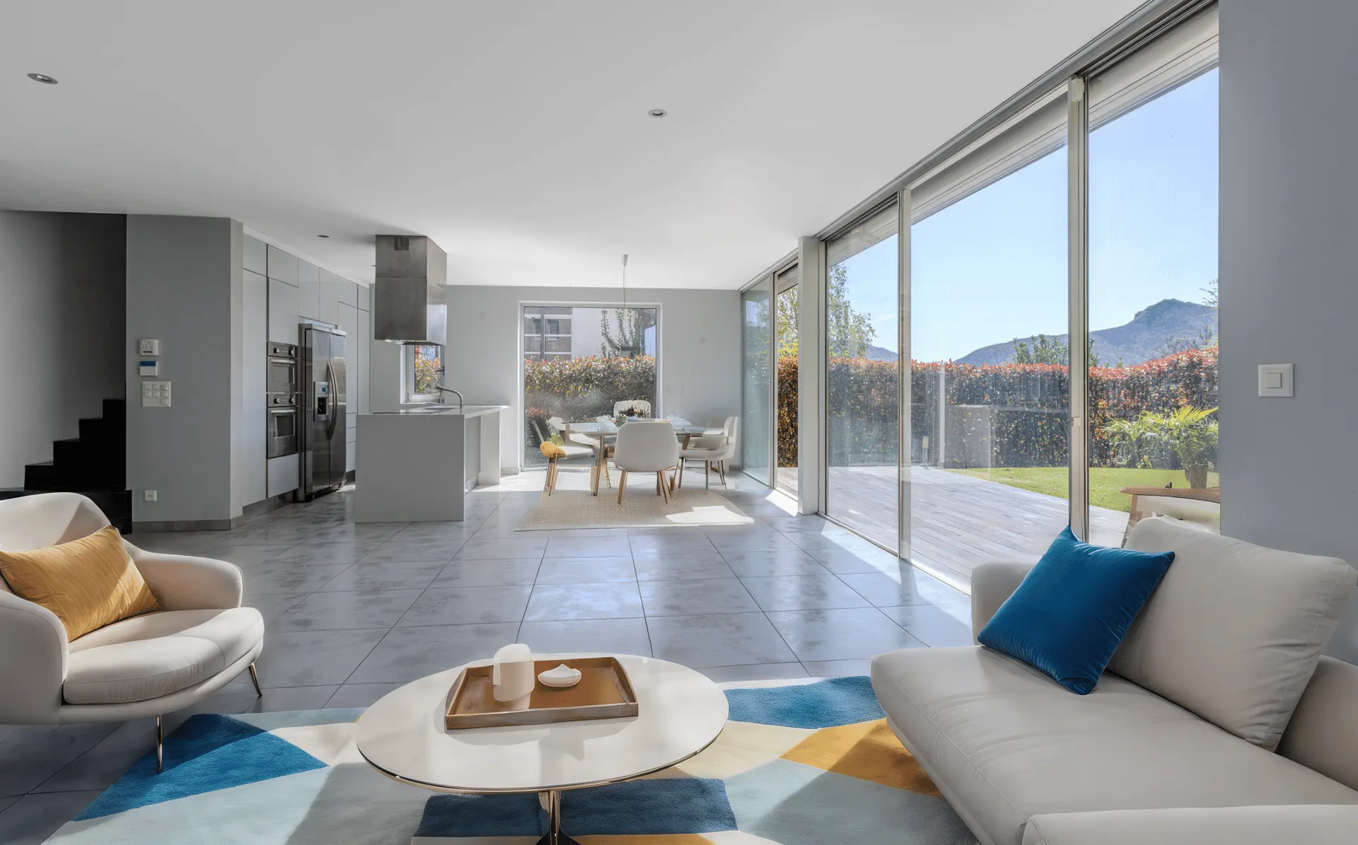 MODERNA E SPAZIOSA VILLA 4.5 CON GIARDINO PRIVATO A CARONA