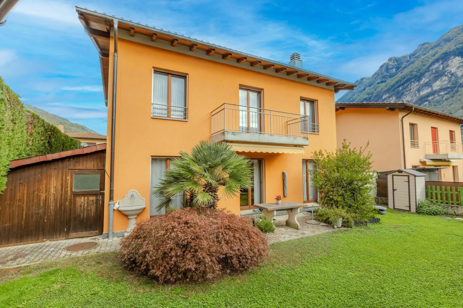 SPLENDIDA CASA CON GIARDINO A DUE PASSI DAL LAGO DI RIVA SAN VITALE