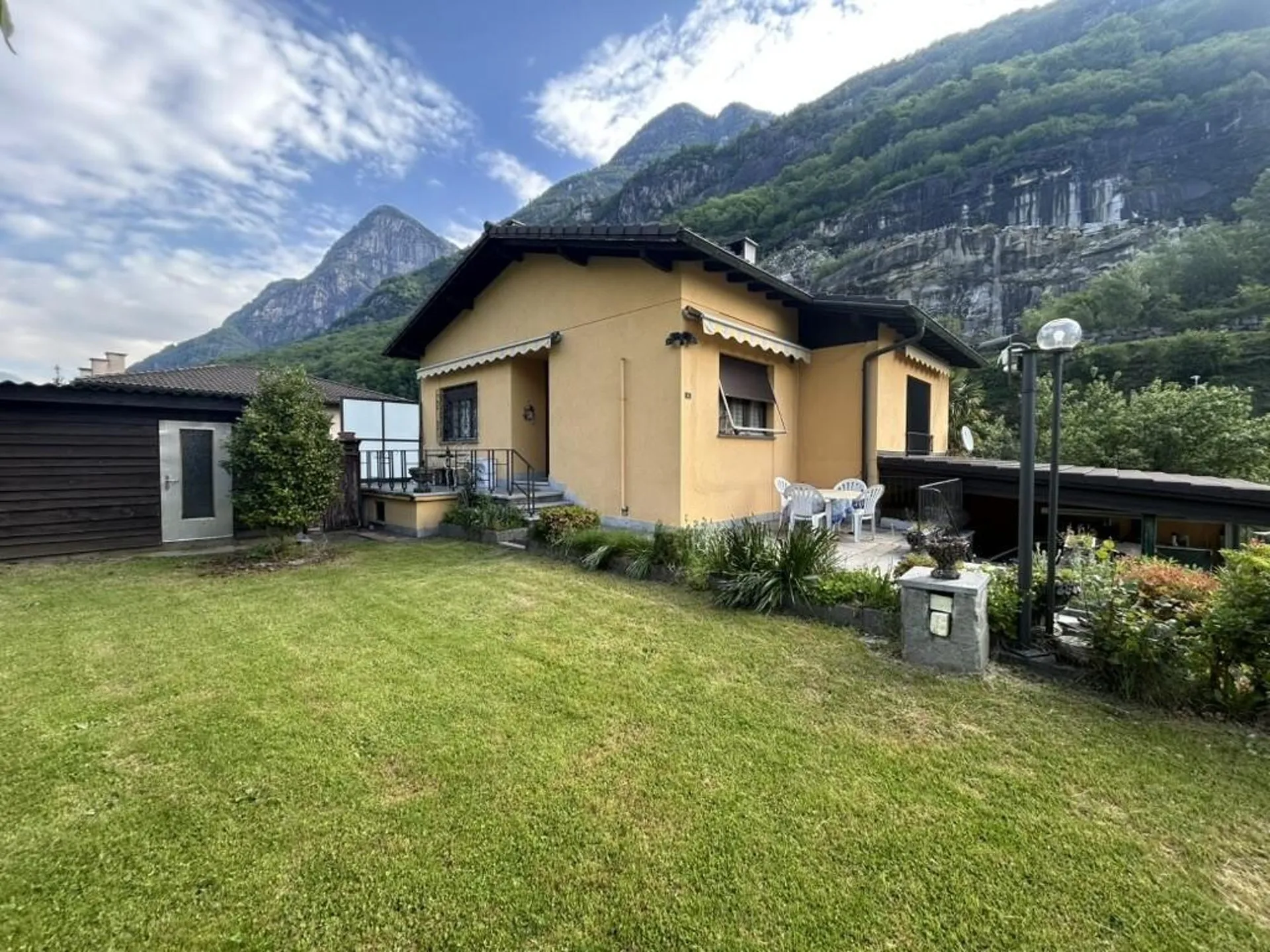 GRANDE CASA DI 6 LOCALI CON AMPIO GIARDINO A CRESCIANO