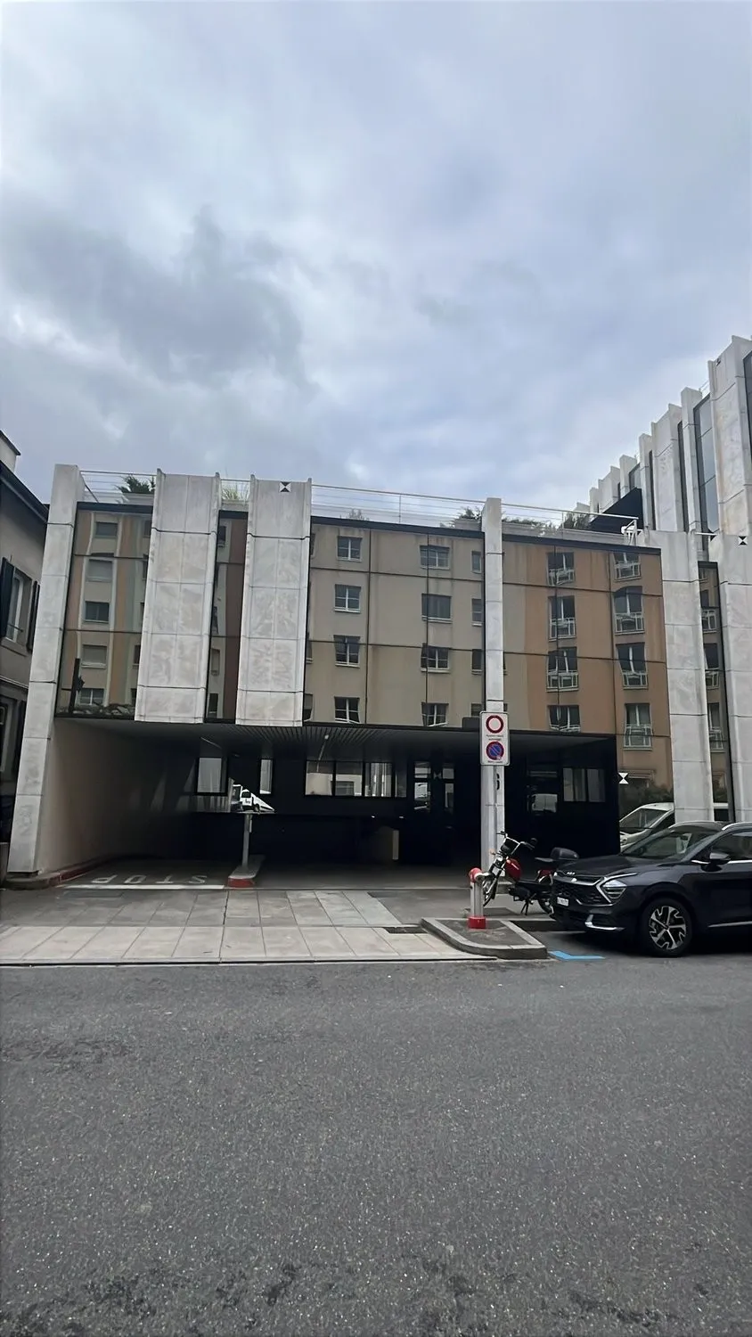 Place de parking intérieure sécurisée