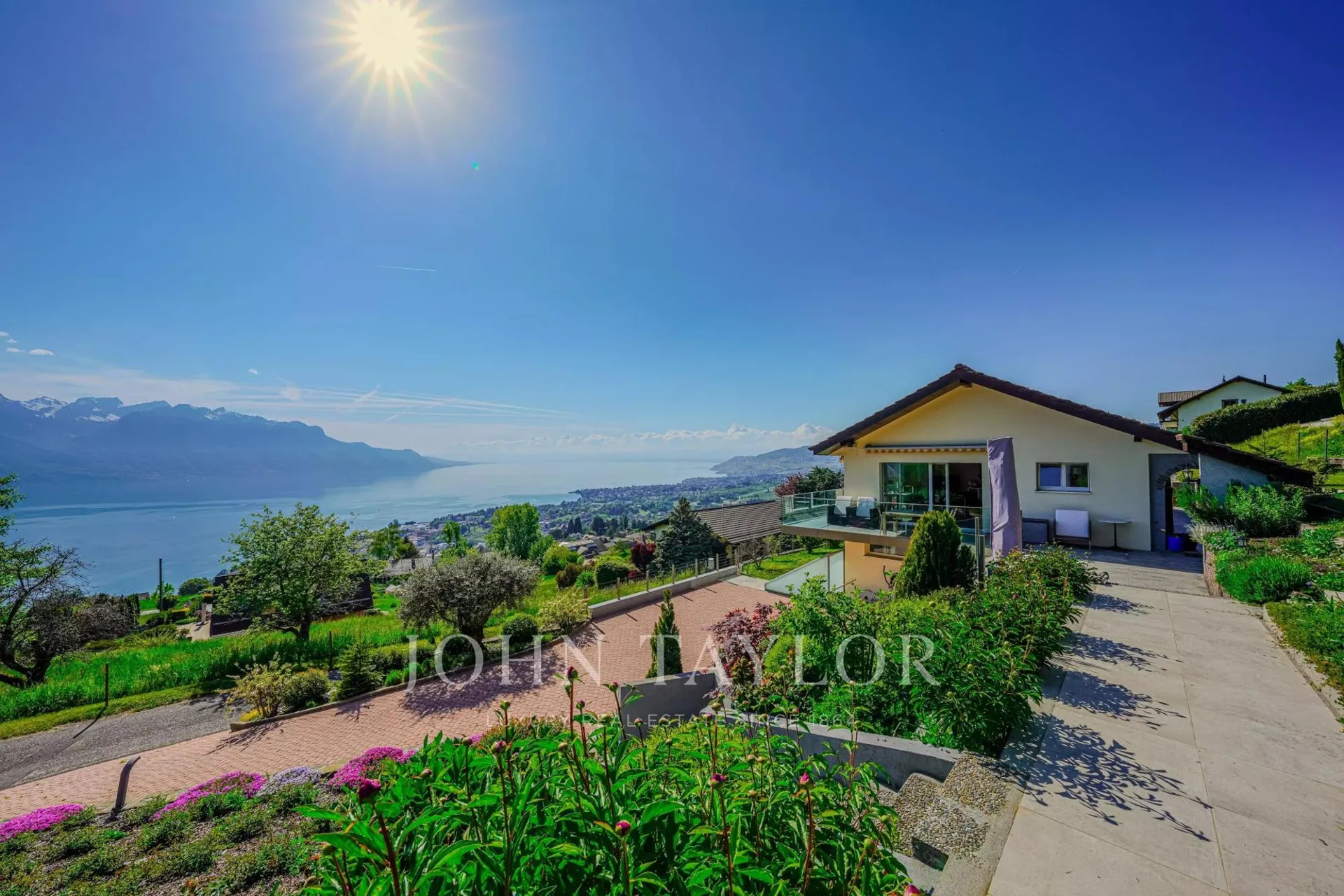 Villa contemporaine avec vue panoramique sur le lac à Chernex