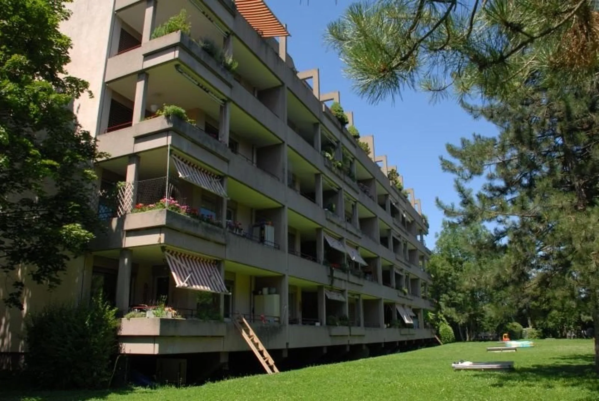 Grosse 2-Zimmerwohung in ruhiger, grüner Umgebung