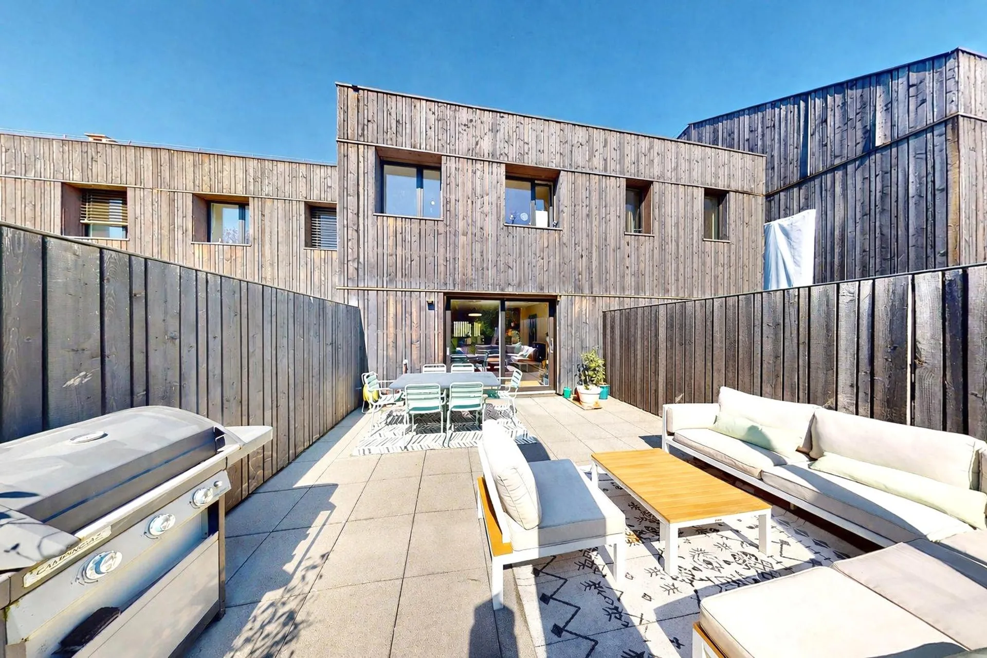 TRIPLEX AVEC REZ-INFÉRIEUR - TERRASSE - PARKINGS EN SOUS-SOL