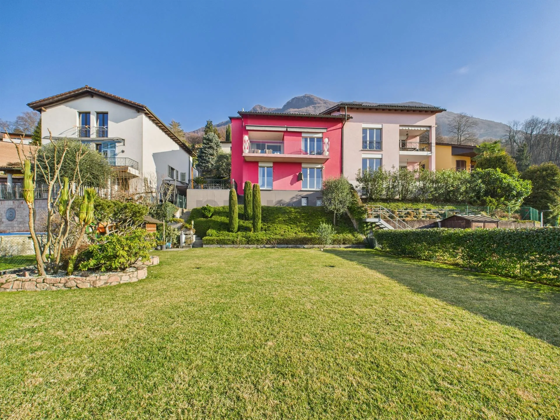 Elegante casa indipendente 6.5 locali con giardino e vista aperta a...