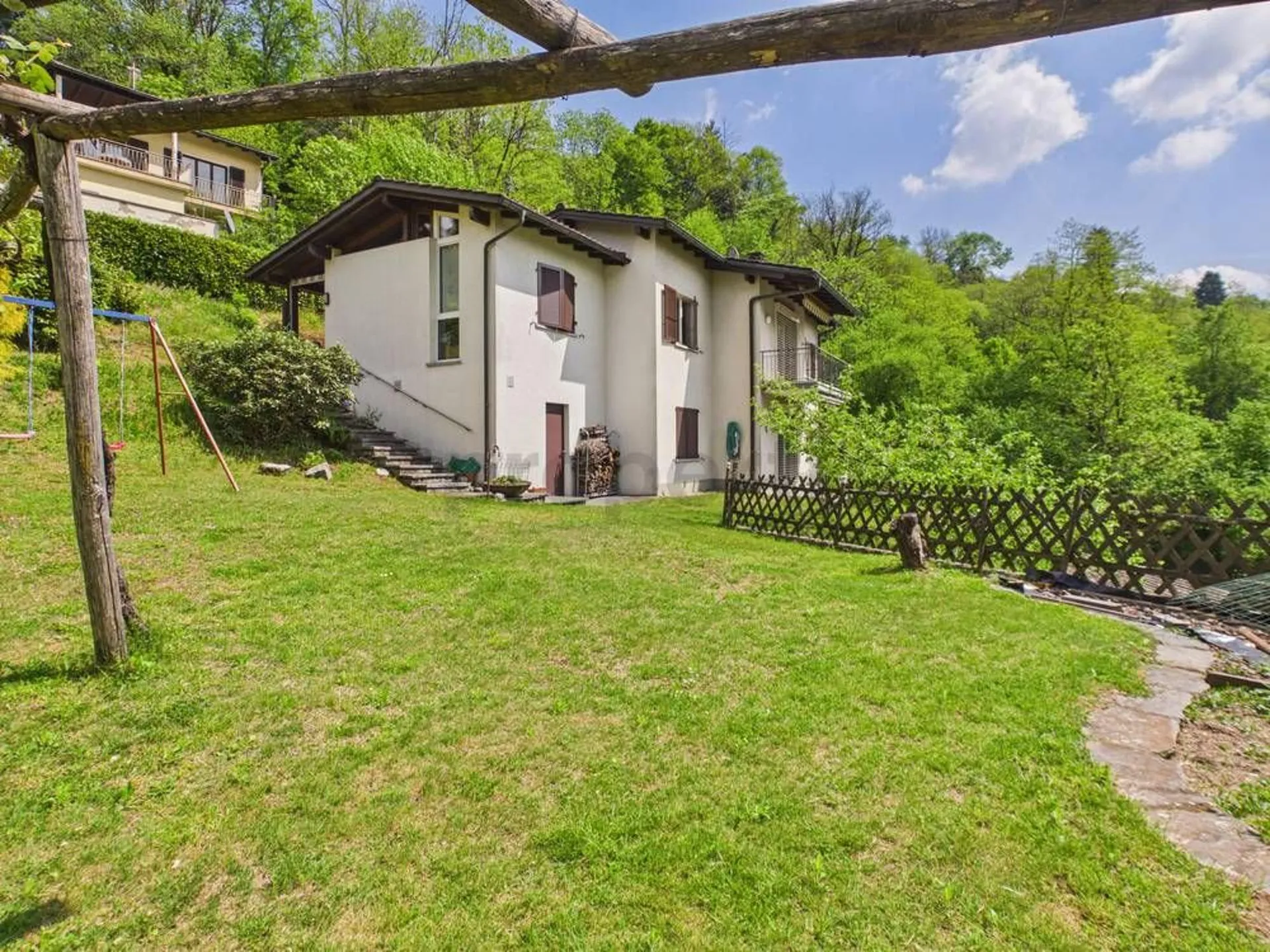 Affascinante villa bifamiliare con ampio giardino a Purasca