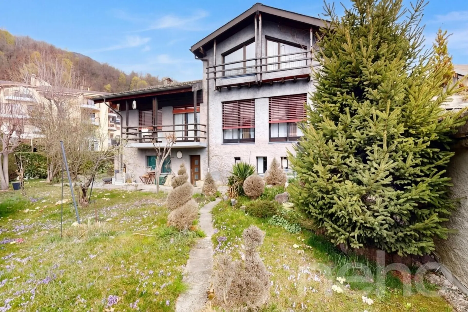 Maison atypique avec atelier indépendant et fort potentiel à Savièse