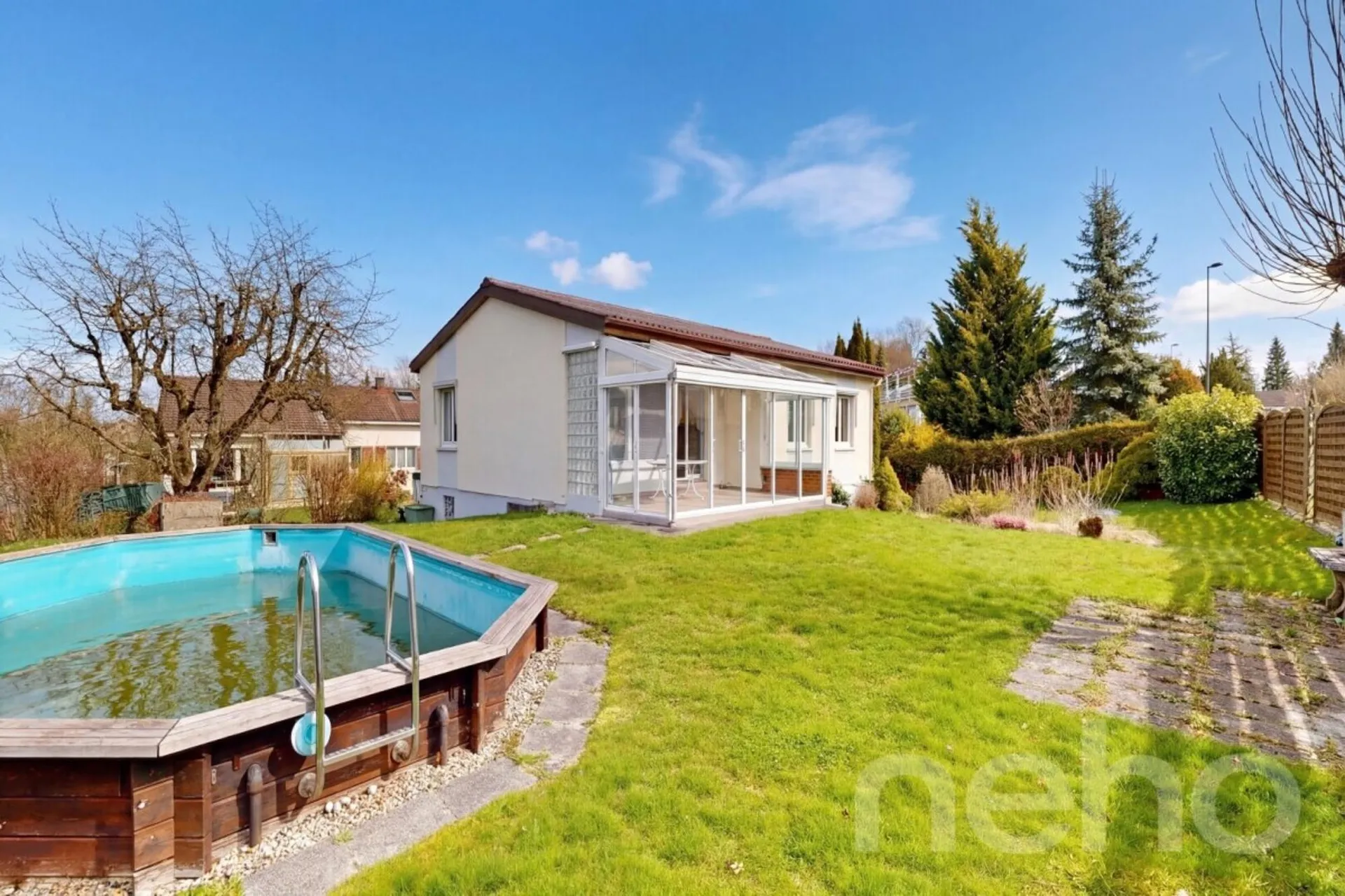 Freistehendes EFH mit grossem Garten, Aussenpool und Wintergarten