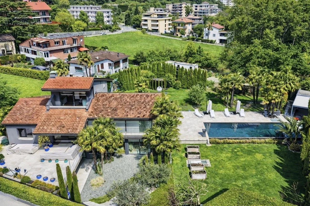 Esclusiva Villa di Design immersa nel Verde a Pochi Minuti da Lugano