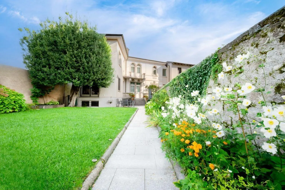 Prestigiosa dimora storica con giardino nel cuore del borgo antico ...