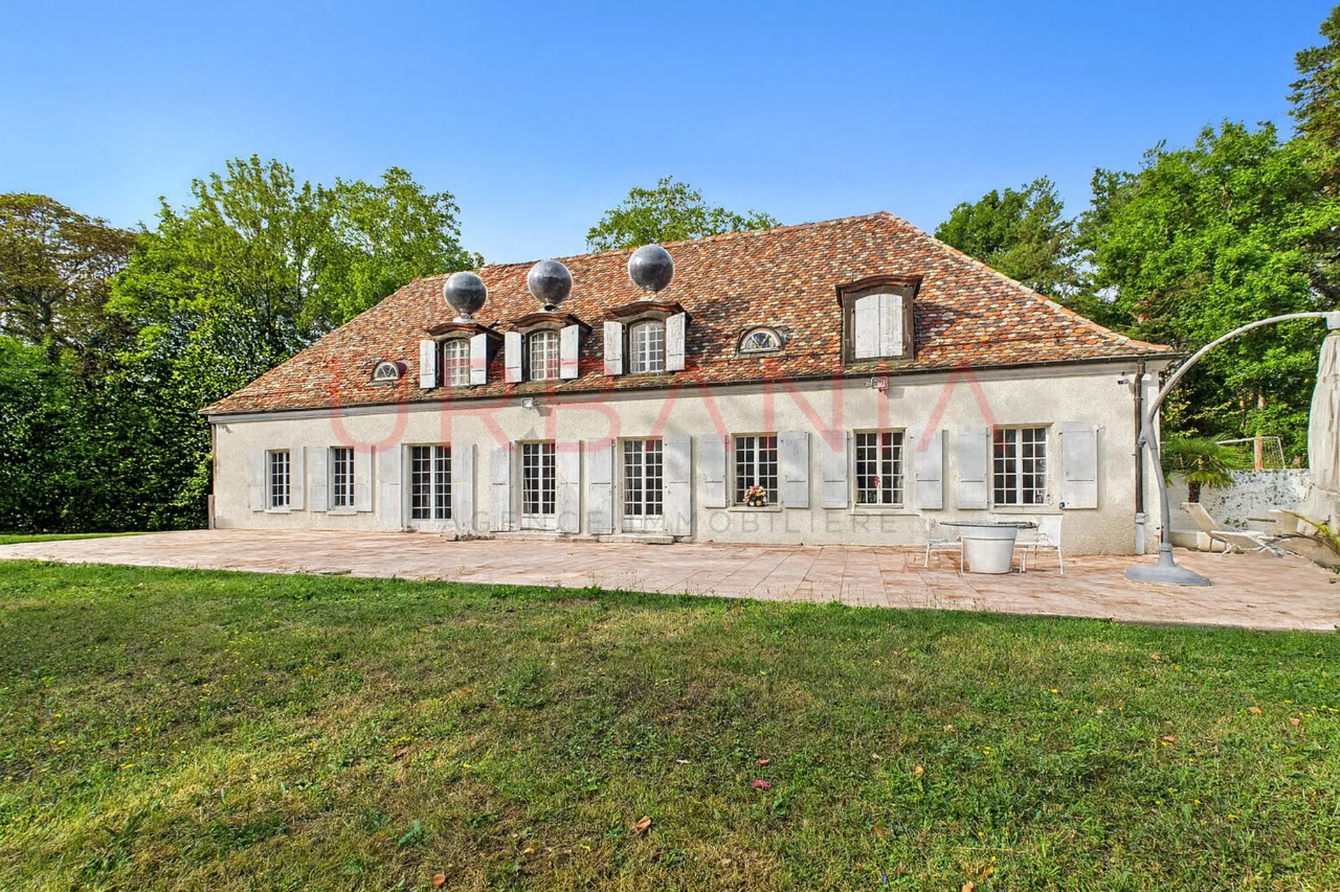 Villa de standing avec un vaste terrain à Presinge (GE) - Un cadre rare et paisible proche de Genève