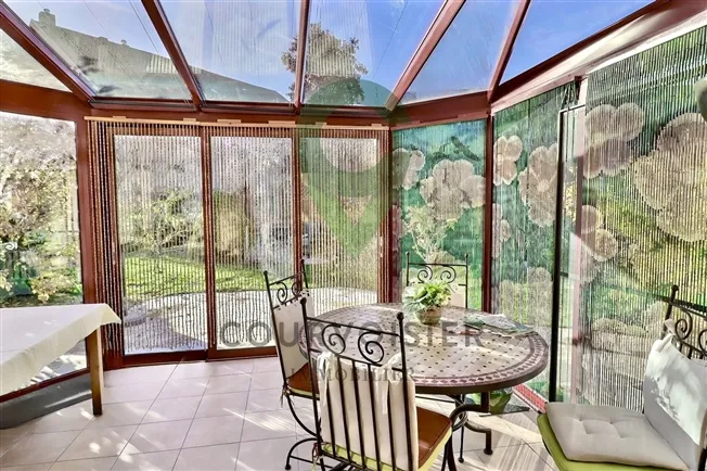 Wunderschöne angrenzende Villa mit raffinierten Oberflächen und absolutem Komfort.