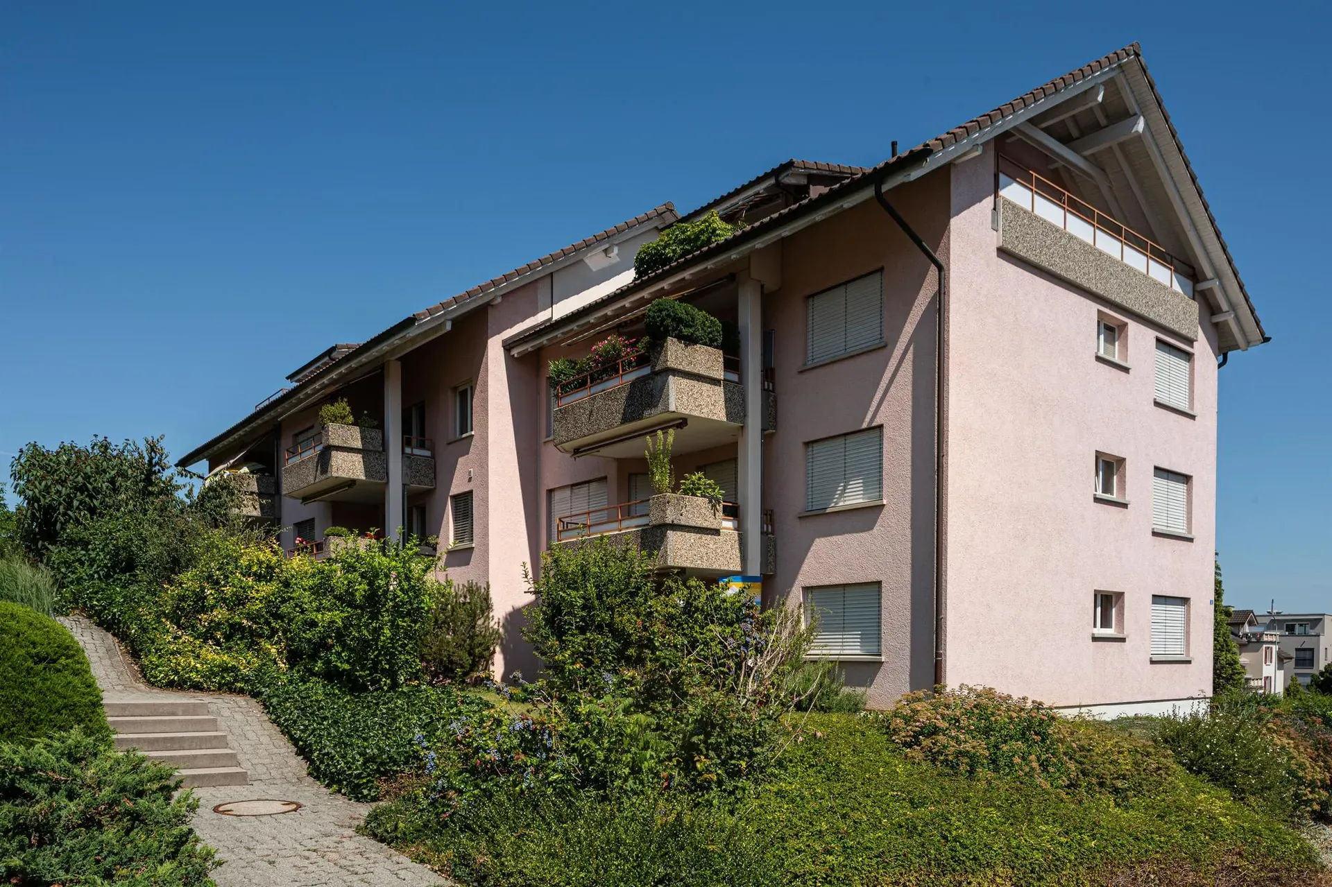 Charmante Dachwohnung mit zwei Balkonen