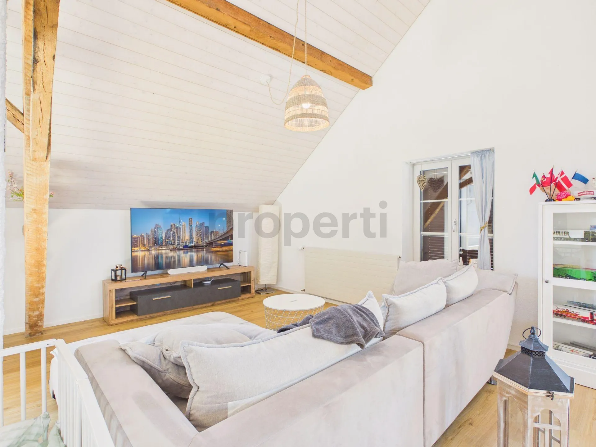 Neu renovierte 4.5-Zimmer-Attikawohnung mit Balkon, Brittnau