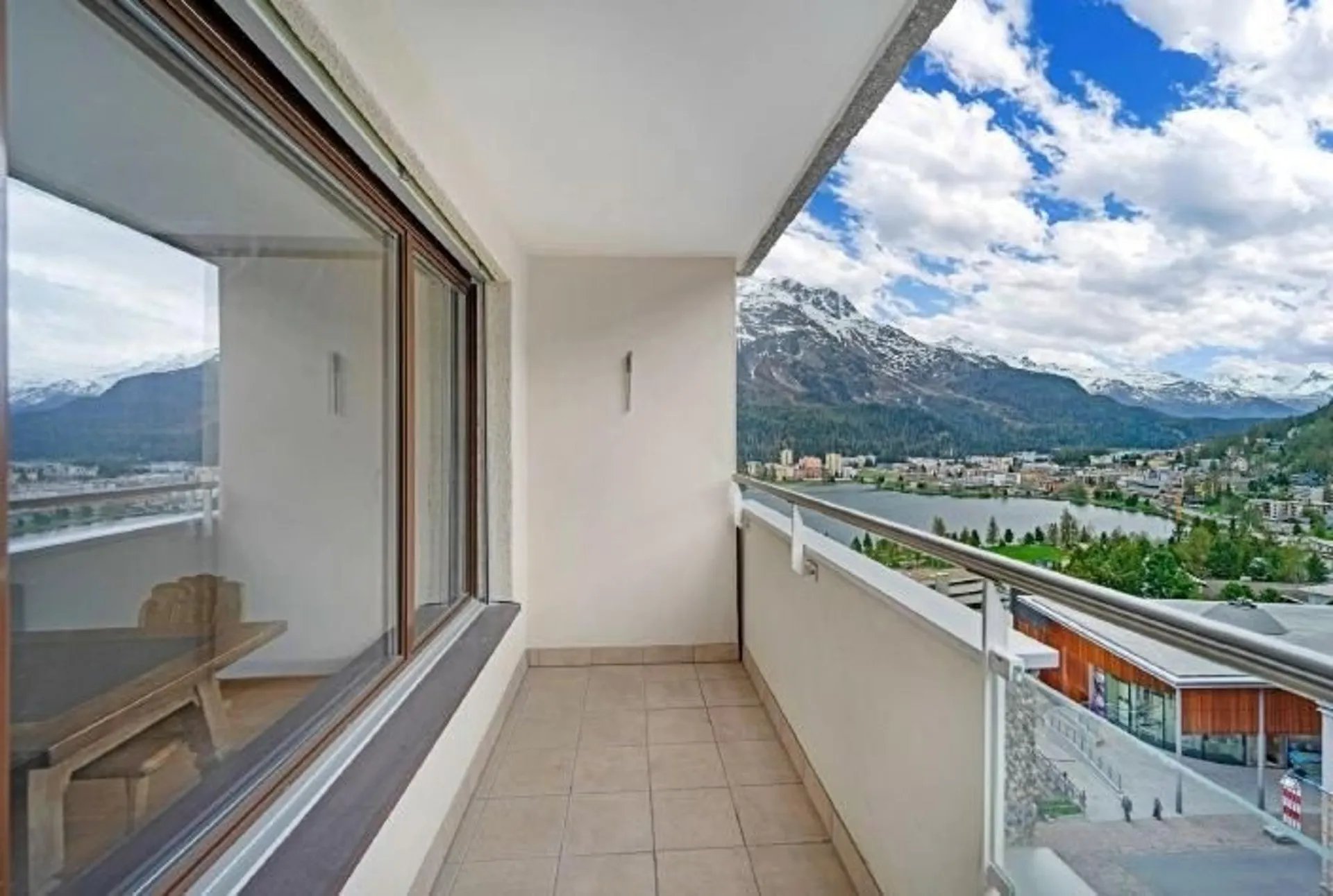 BEFRISTET BIS 30.09.2029 / Wohnung mit Seesicht mitten in St. Moritz