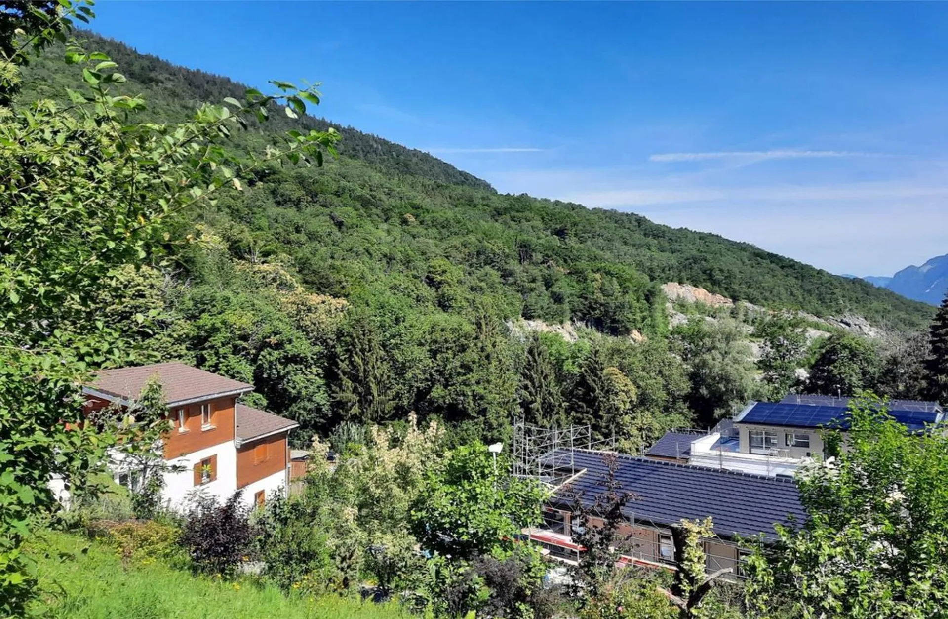 Grand chalet de 5,5 pièces avec sous-sol et garage double, sur plan avec toutes les finitions au gré du preneur.