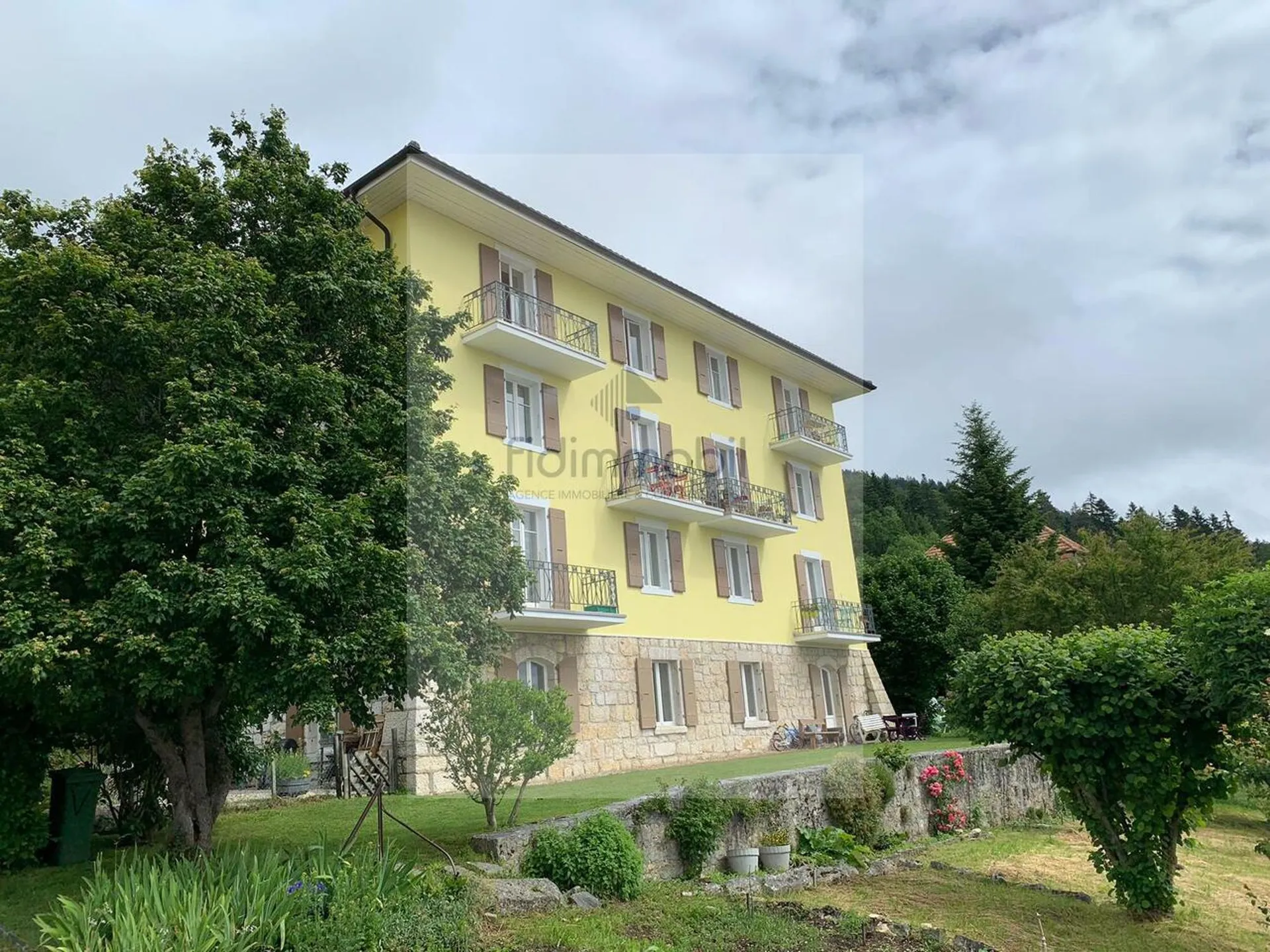 BEL APPARTEMENT AVEC BALCON PROCHE DE TOUTES COMMODITÉS