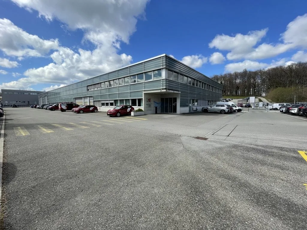 GIVISIEZ (FR) - Locaux commerciaux / 690m2 - CHF 91.-/m2/an