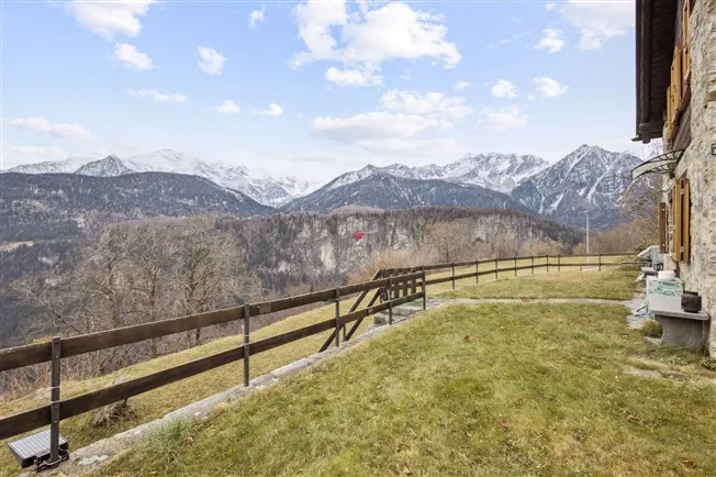 Alpenchalet mit Panoramablick auf die Berge