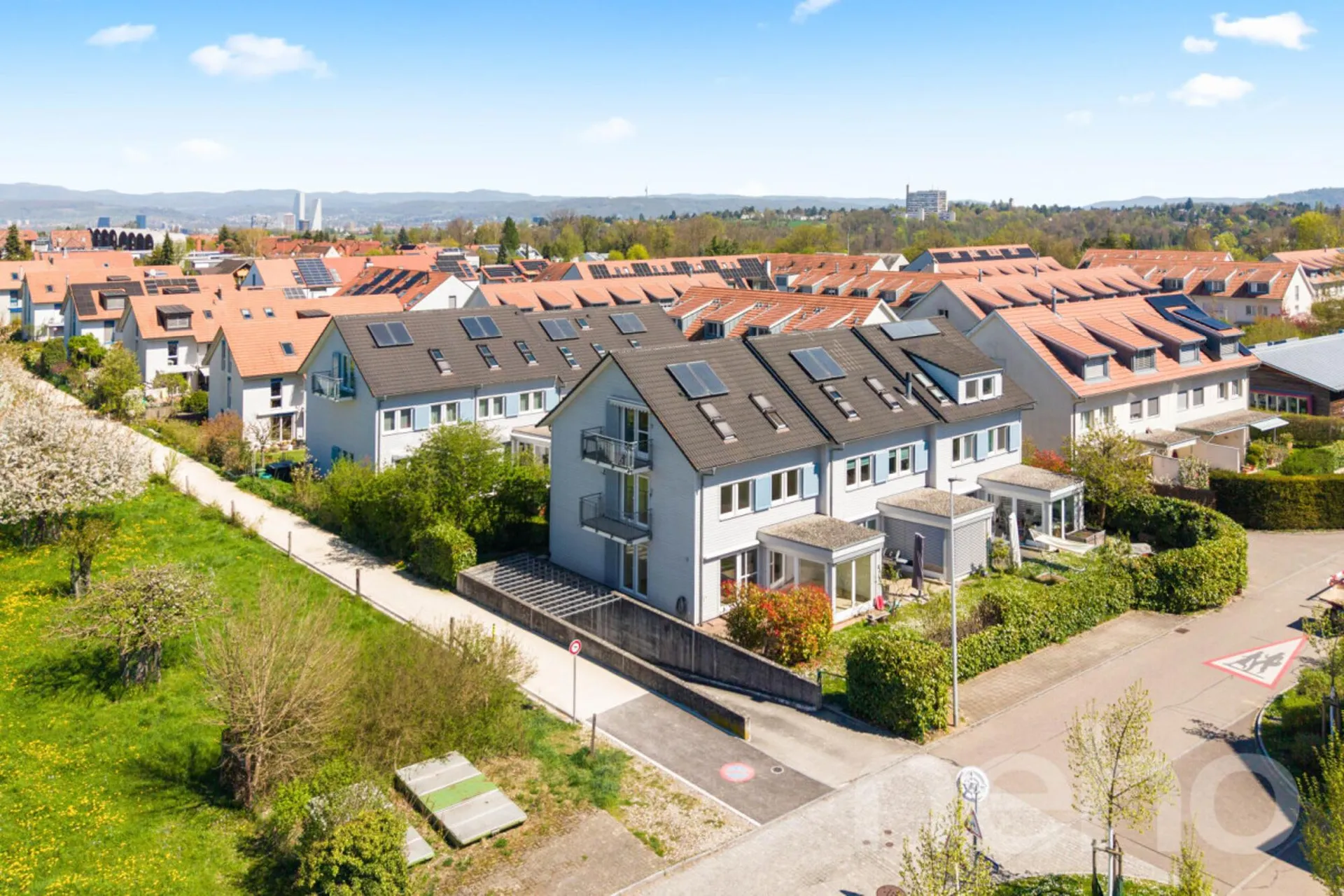 Charmantes Reiheneckhaus in ruhiger Lage von Oberwil