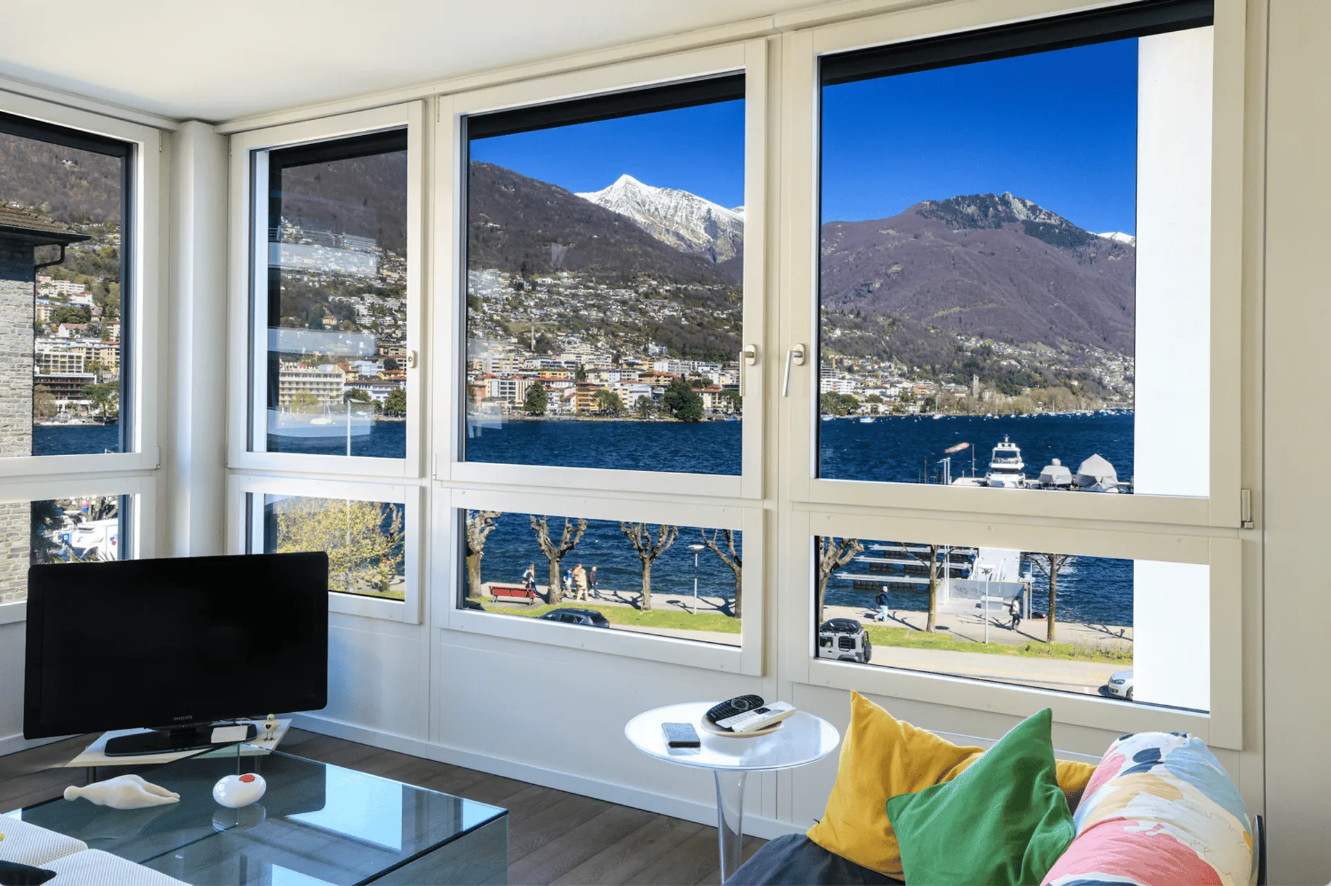 Appartamento ammobiliato di 2,5 locali a Locarno con vista lago e arredi moderni