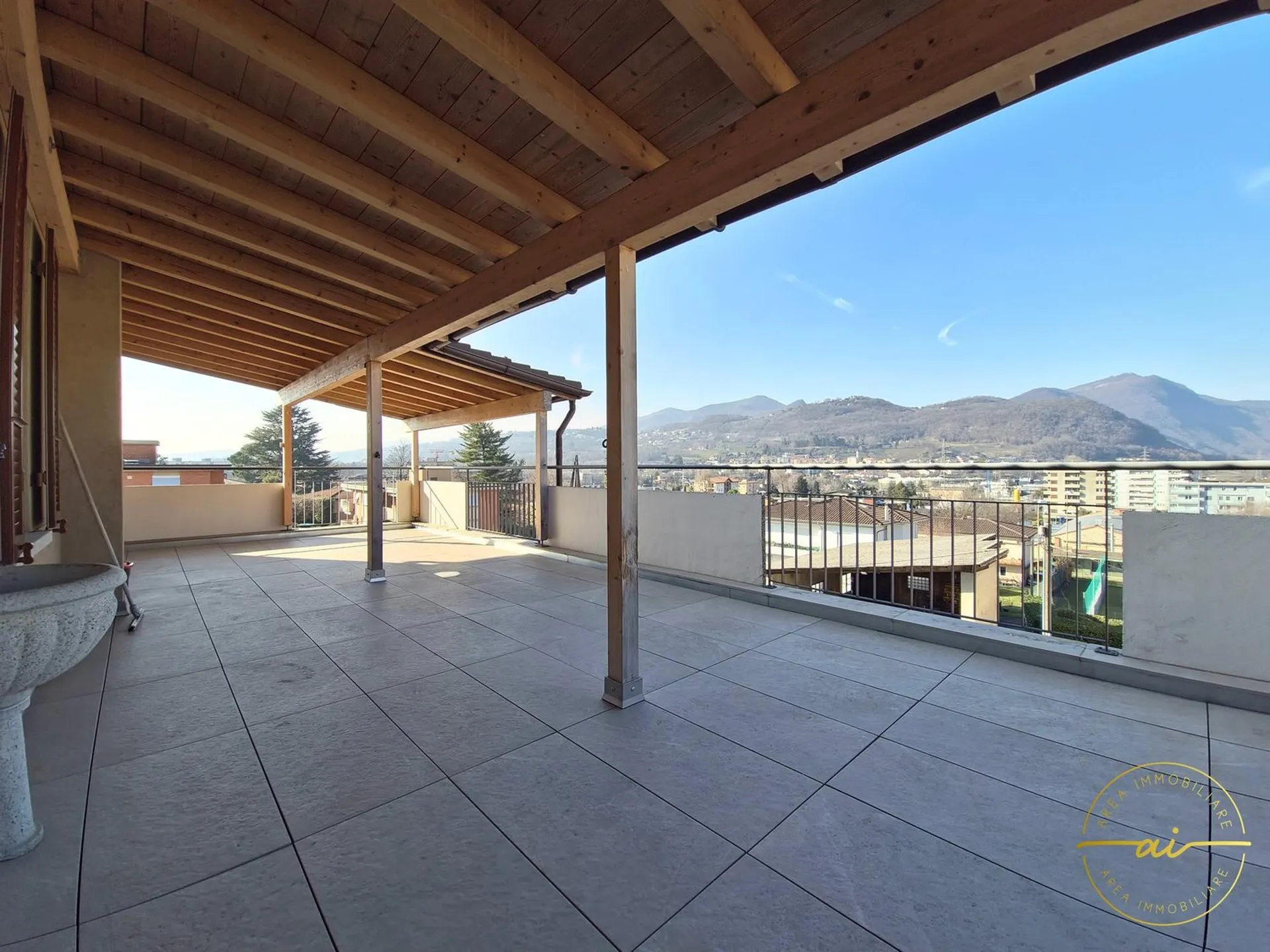 APPARTAMENTO DI 4 LOCALI CON AMPIA TERRAZZA COPERTA A MENDRISIO A REDDITO