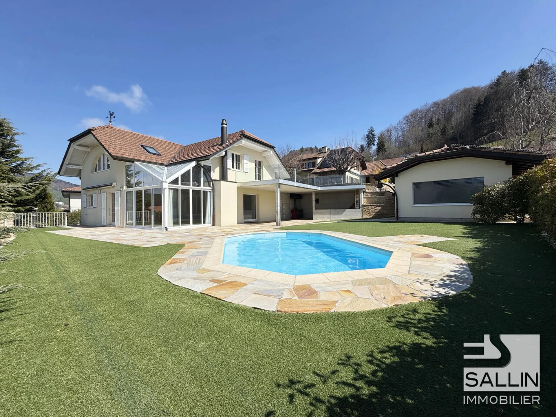 Élégante propriété de 6½ pièces d'env.  250 m², piscine, SPA et garage