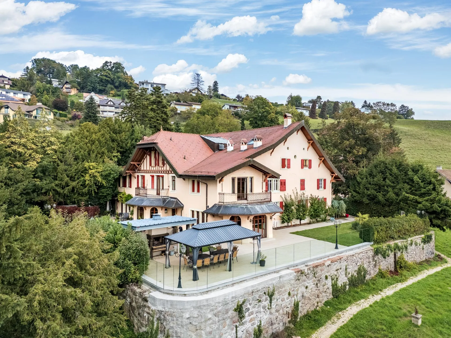 DOMIZIL MIT AUSSERGEWÖHNLICHER AUSBLICK AUF DEN SEE
