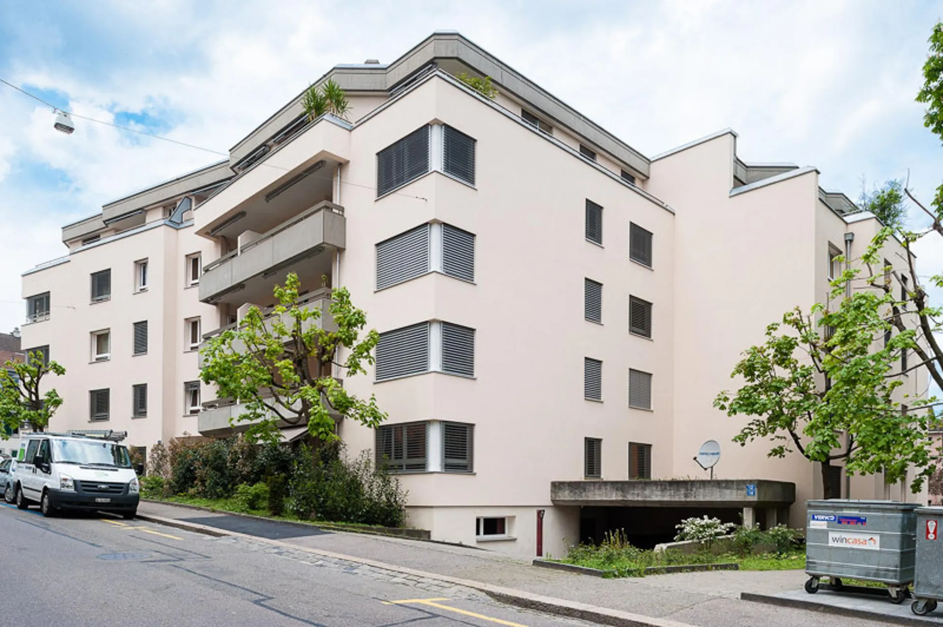 Wohnen mit Gartenschwimmbad in ruhigem Quartier!
