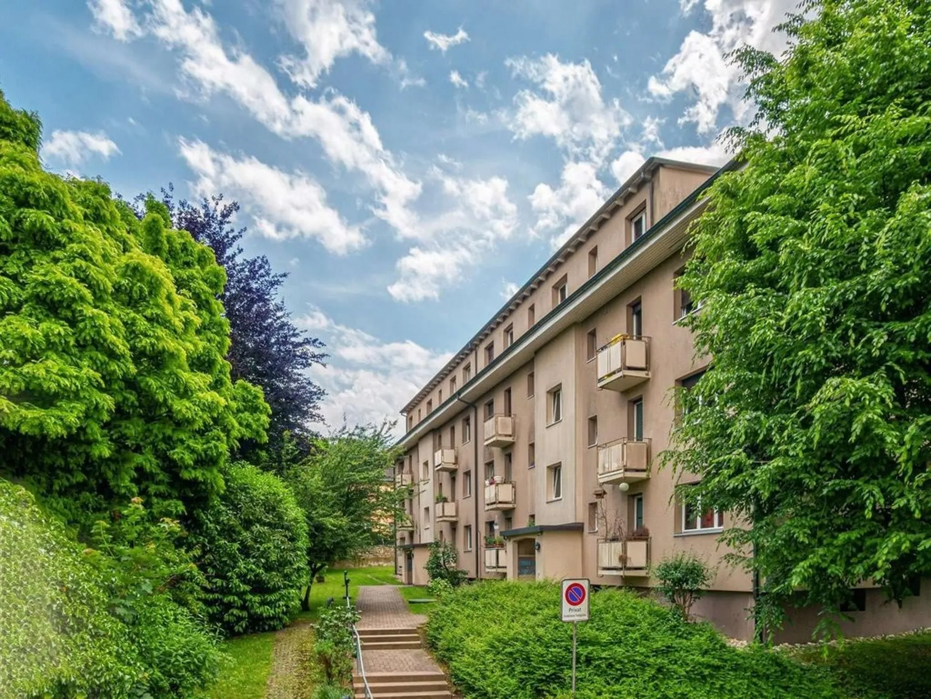 Kleines Mehrfamilienhaus im Grünen