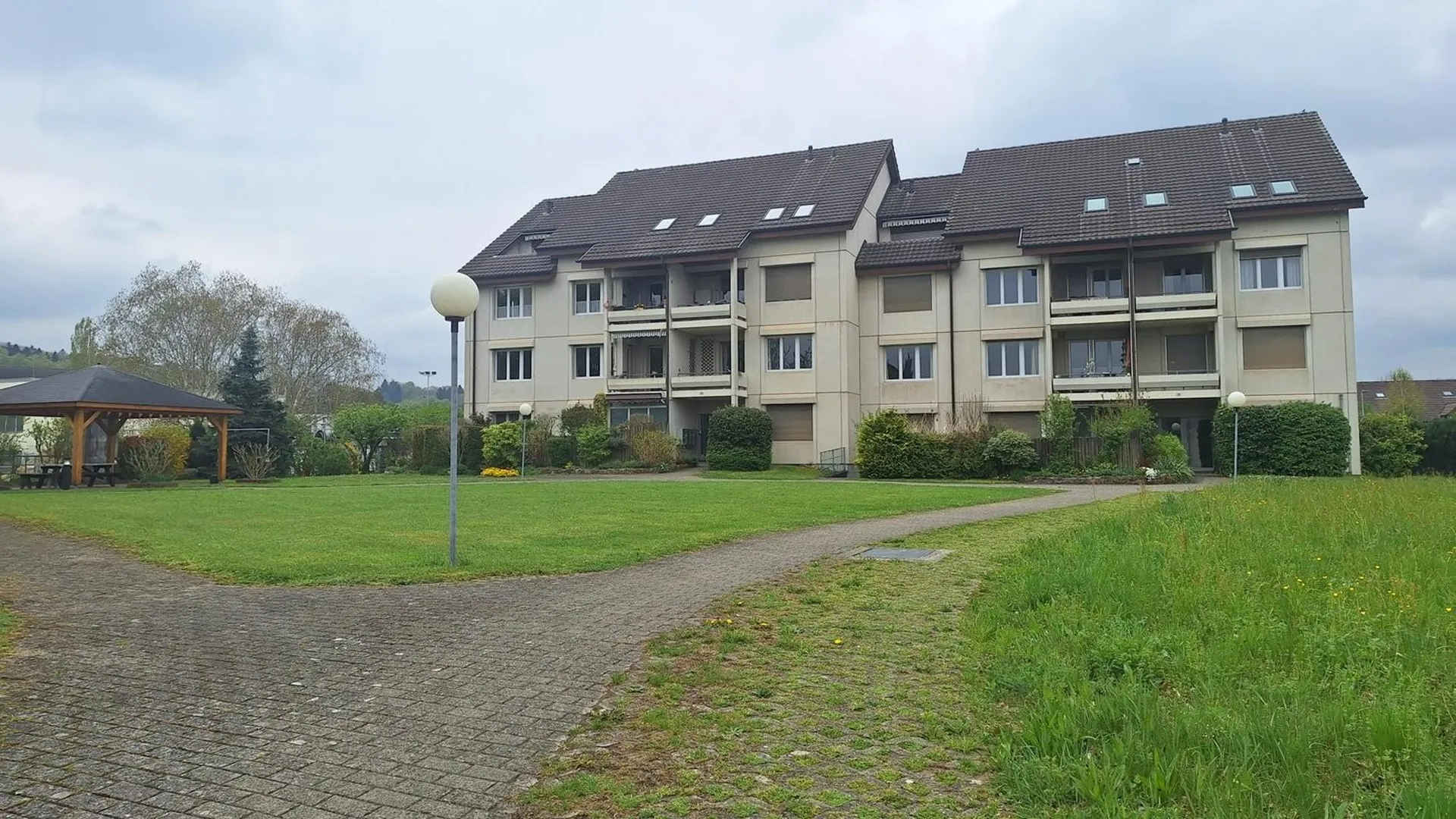 Grosszügige, helle Attikawohnung an ruhiger Lage