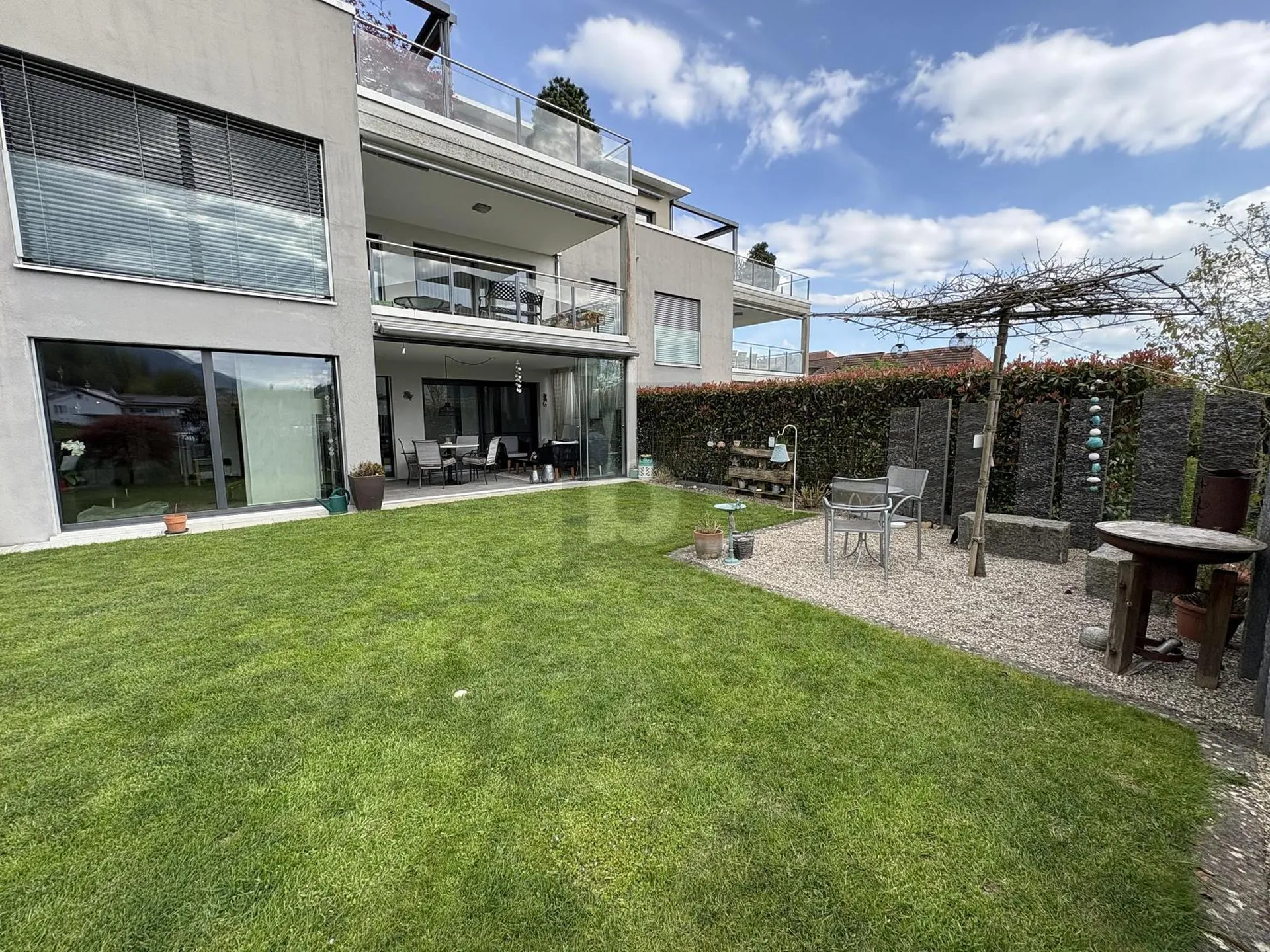 HOCHWERTIG MIT GROSSEM GARTEN UND SITZPLATZ