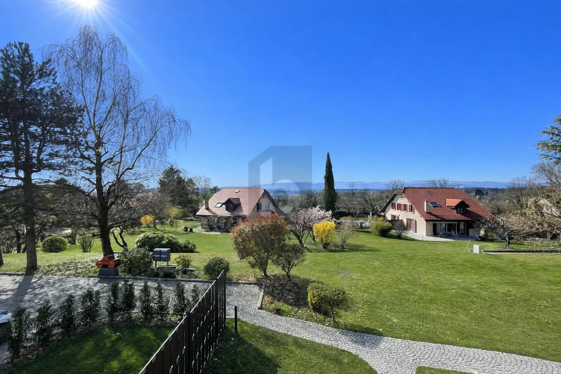 MAGNIFIQUE, SPACIEUX ET LUMINEUX AVEC JARDIN PRIVATIF